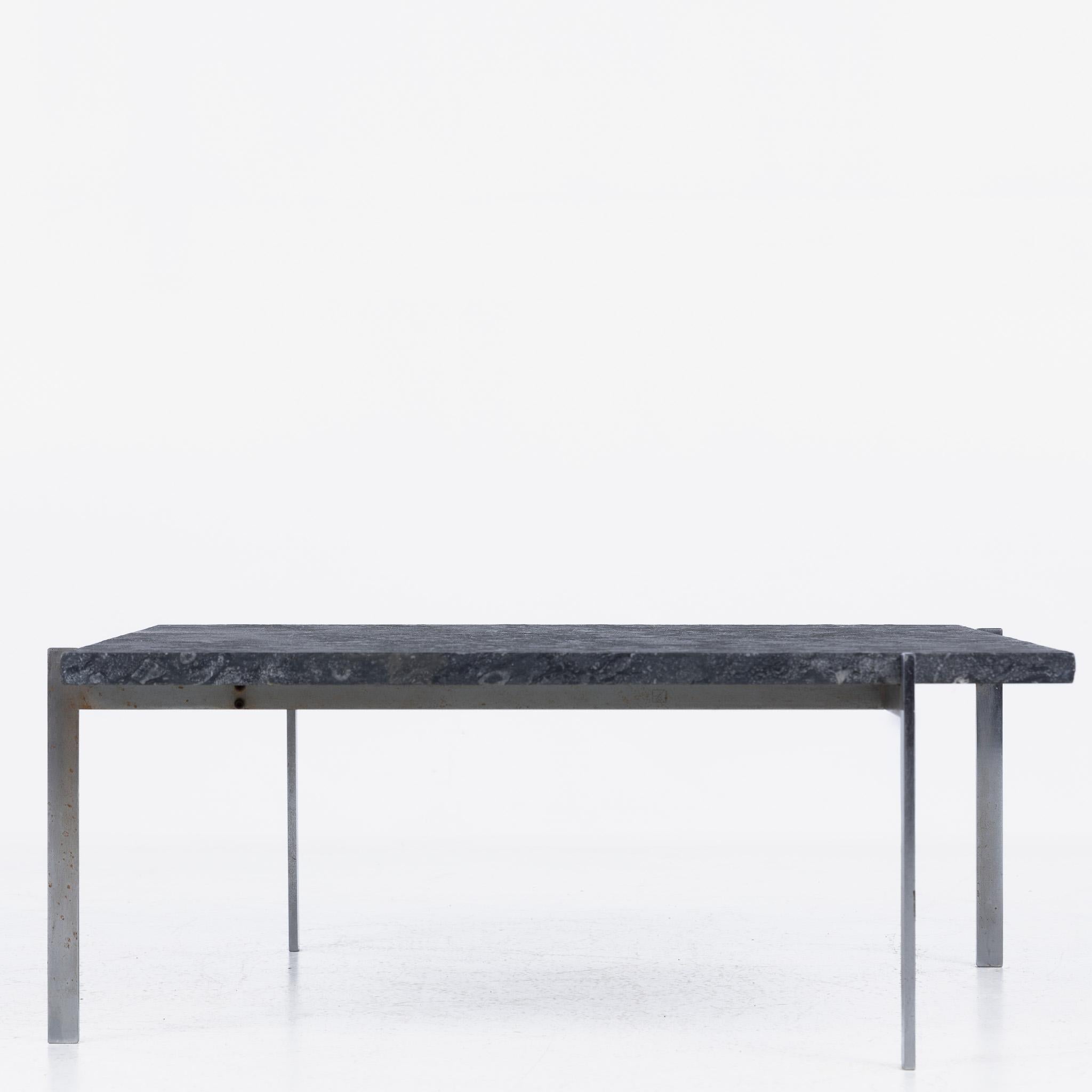 PK 61 - Table basse dans une rare structure en marbre de Porsgrunn et en acier. Marqué du premier fabricant de la production ; E. Kold Christensen.