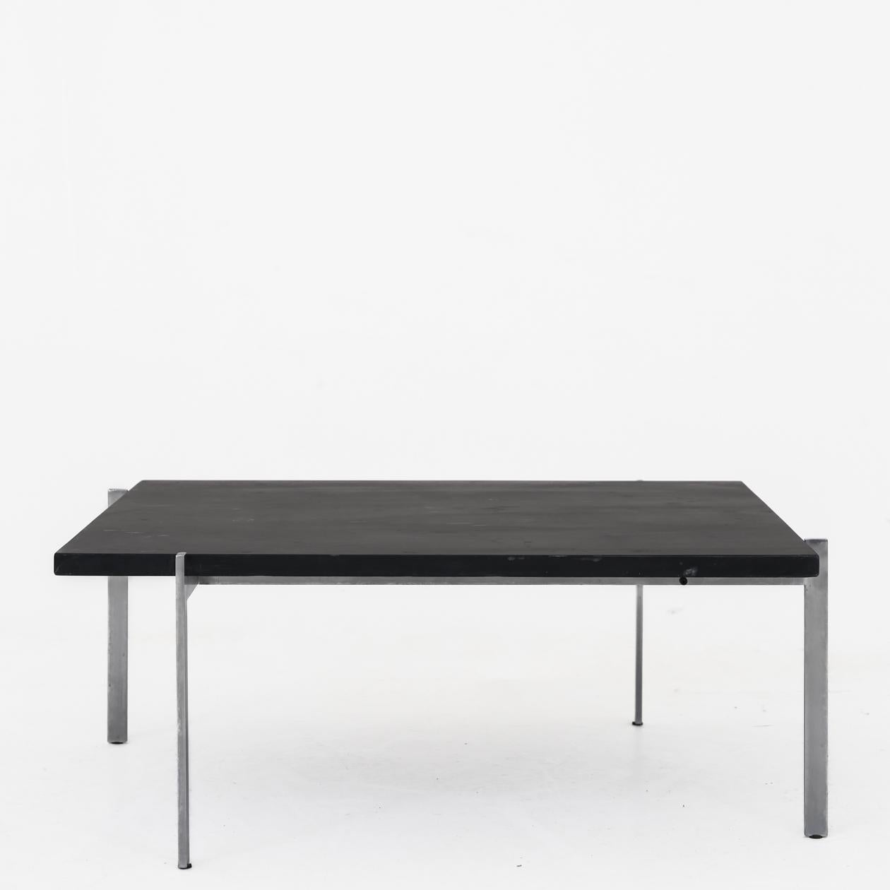 PK 61 - Table basse avec plateau en ardoise et structure en acier. Poul Kjærholm / E. Kold Christensen