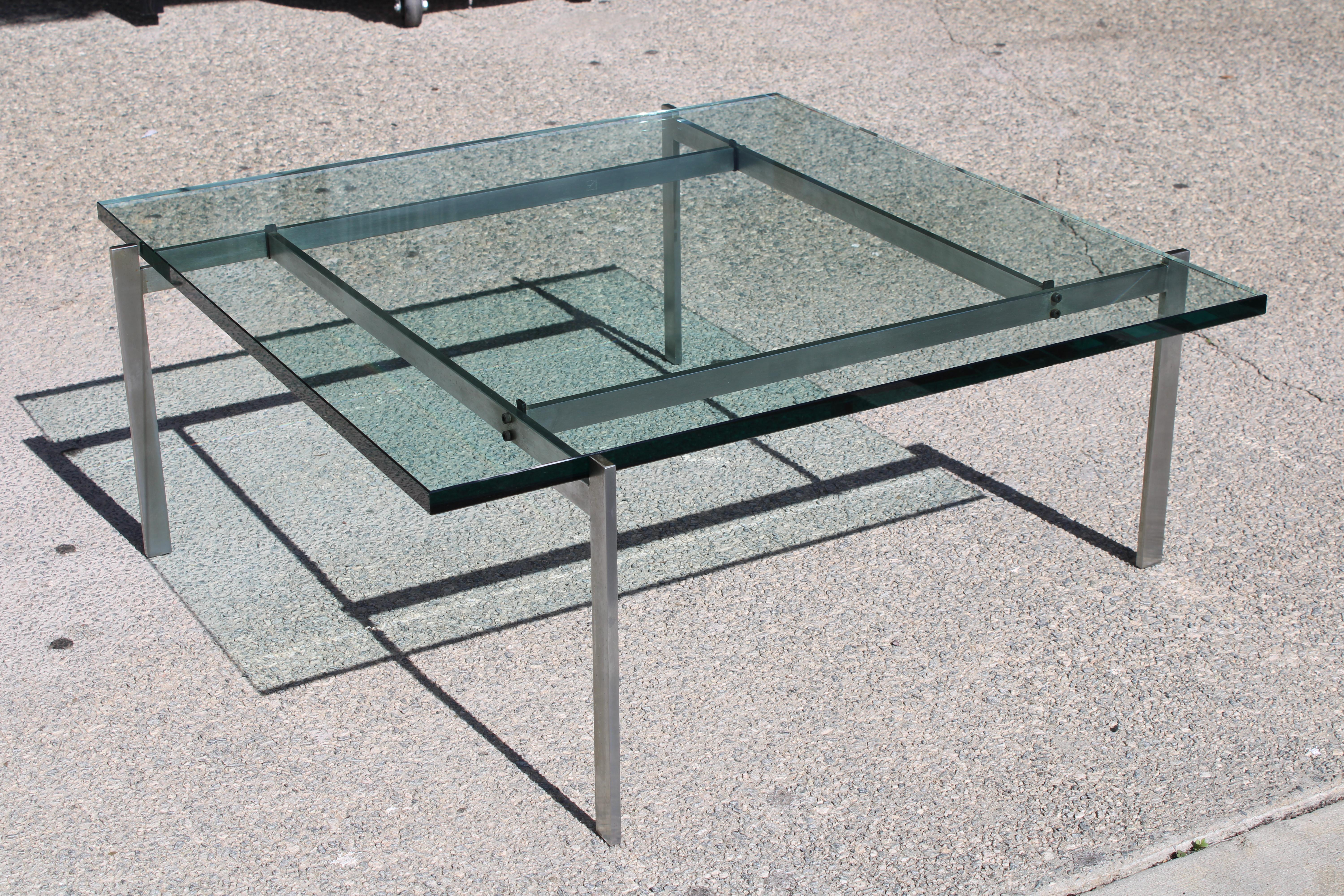 Une table PK-61 à structure en acier satiné conçue par Poul Kjaerholm pour E. Kold Christensen au Danemark.  Le plateau en verre mesure 31,5 po de largeur, 31,5 po de profondeur et 0,75 po de hauteur.  Nous avons fait fabriquer un nouveau plateau en
