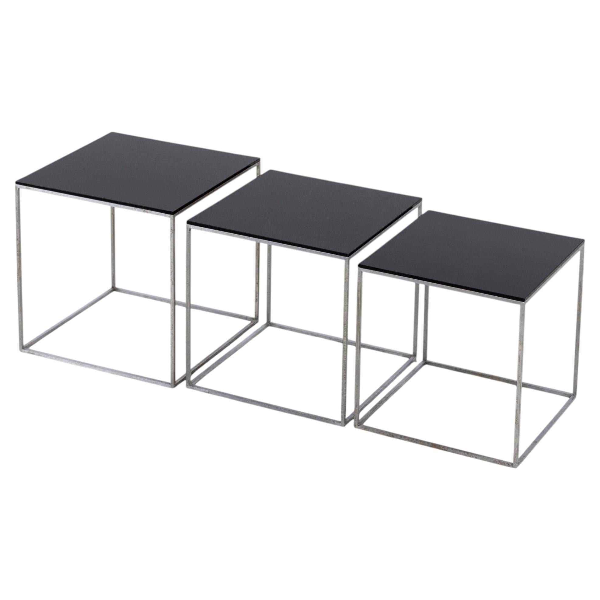 PK 71 - Tables gigognes en acier de Poul Kjærholm