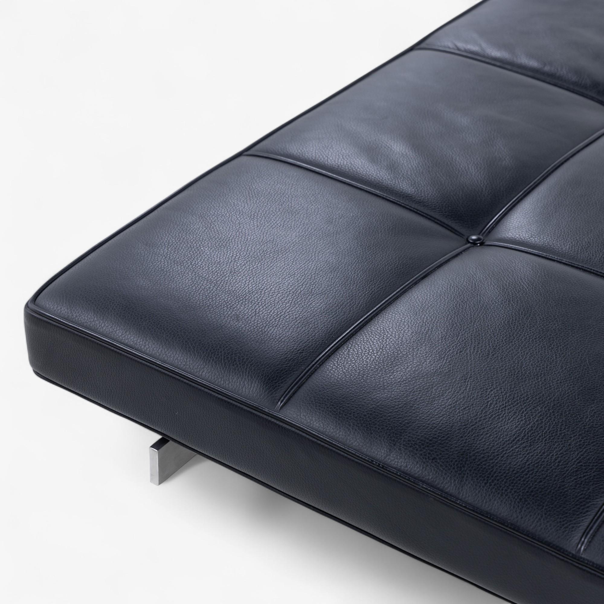 PK 80 - Daybed in black leather by Poul Kjærholm For Sale 1