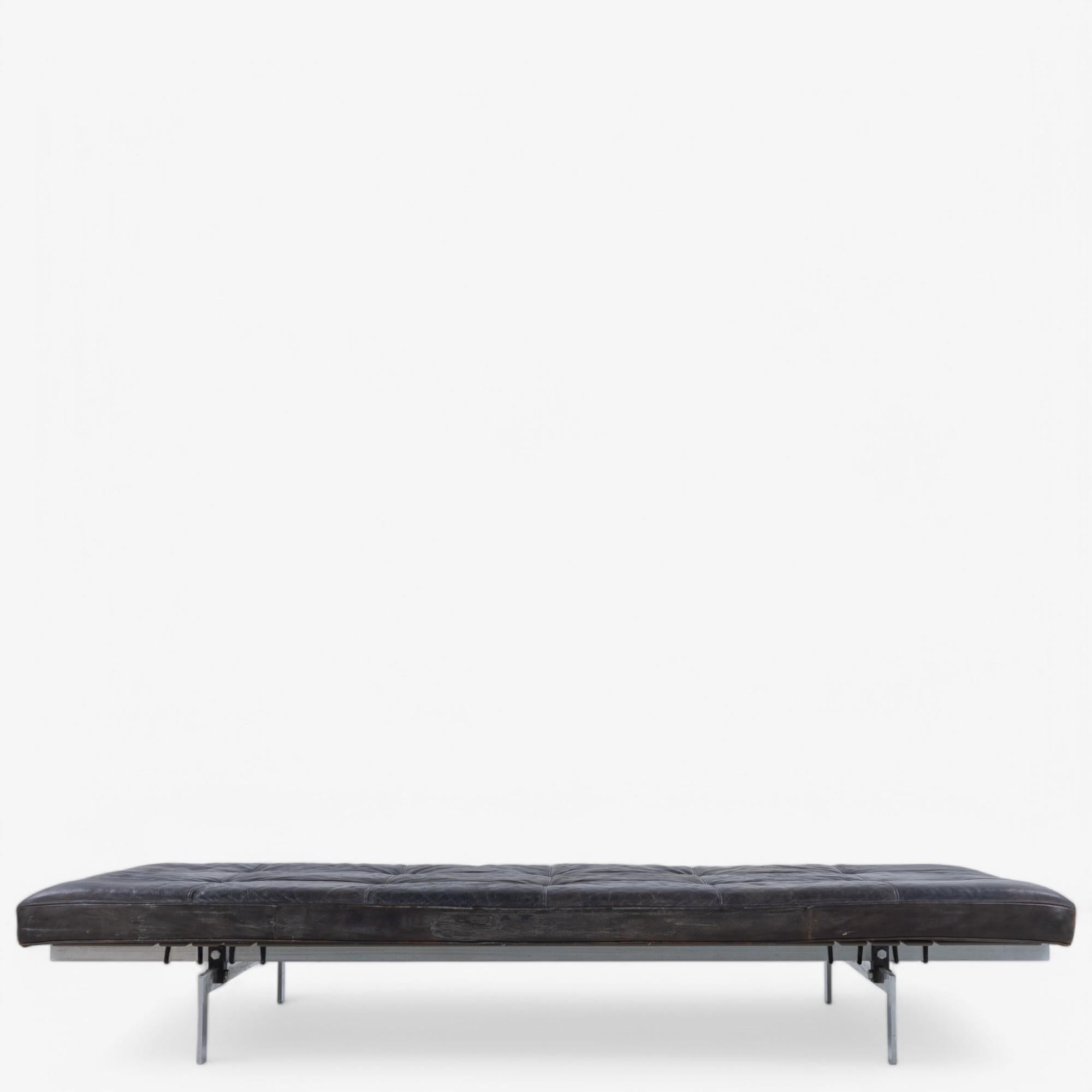 PK 80 - Rare et précoce lit de jour en cuir noir d'origine. Conçu en 1957 par Poul Kjærholm et fabriqué par E. Kold Christensen.
