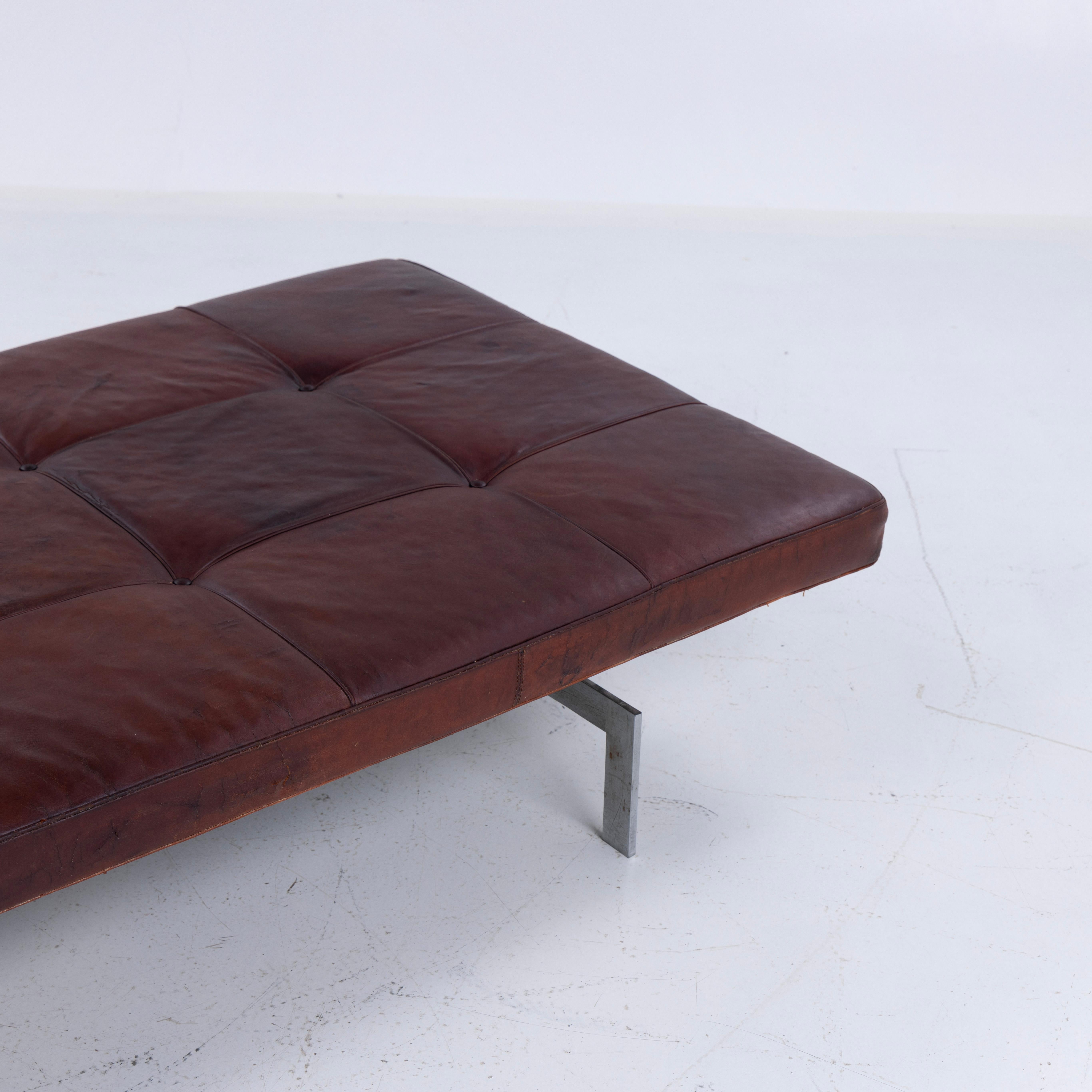 Seltene PK80 Liege in original patiniertem cognacfarbenem Leder von Poul Kjærholm (Moderne der Mitte des Jahrhunderts)