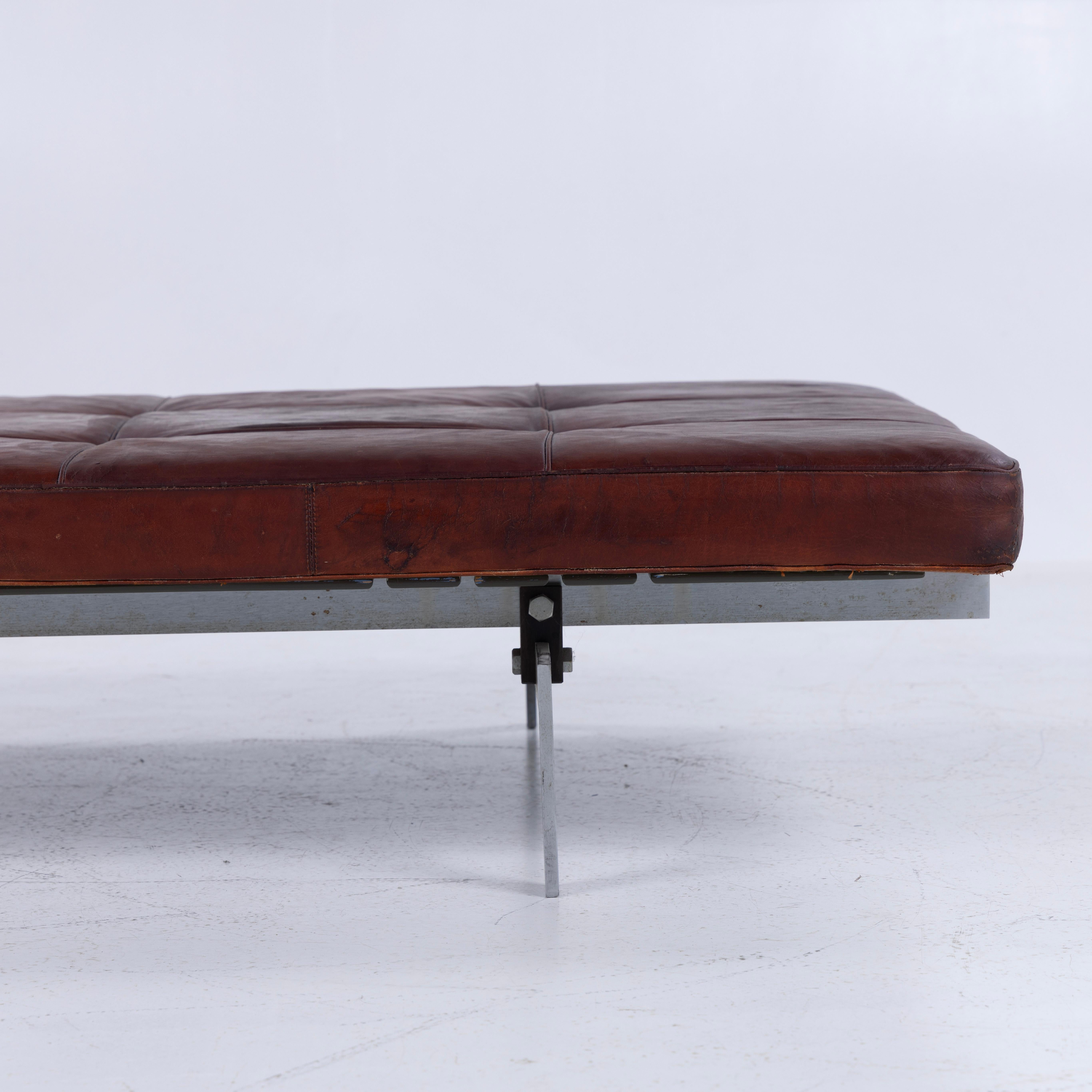 Seltene PK80 Liege in original patiniertem cognacfarbenem Leder von Poul Kjærholm im Zustand „Gut“ in Copenhagen, DK