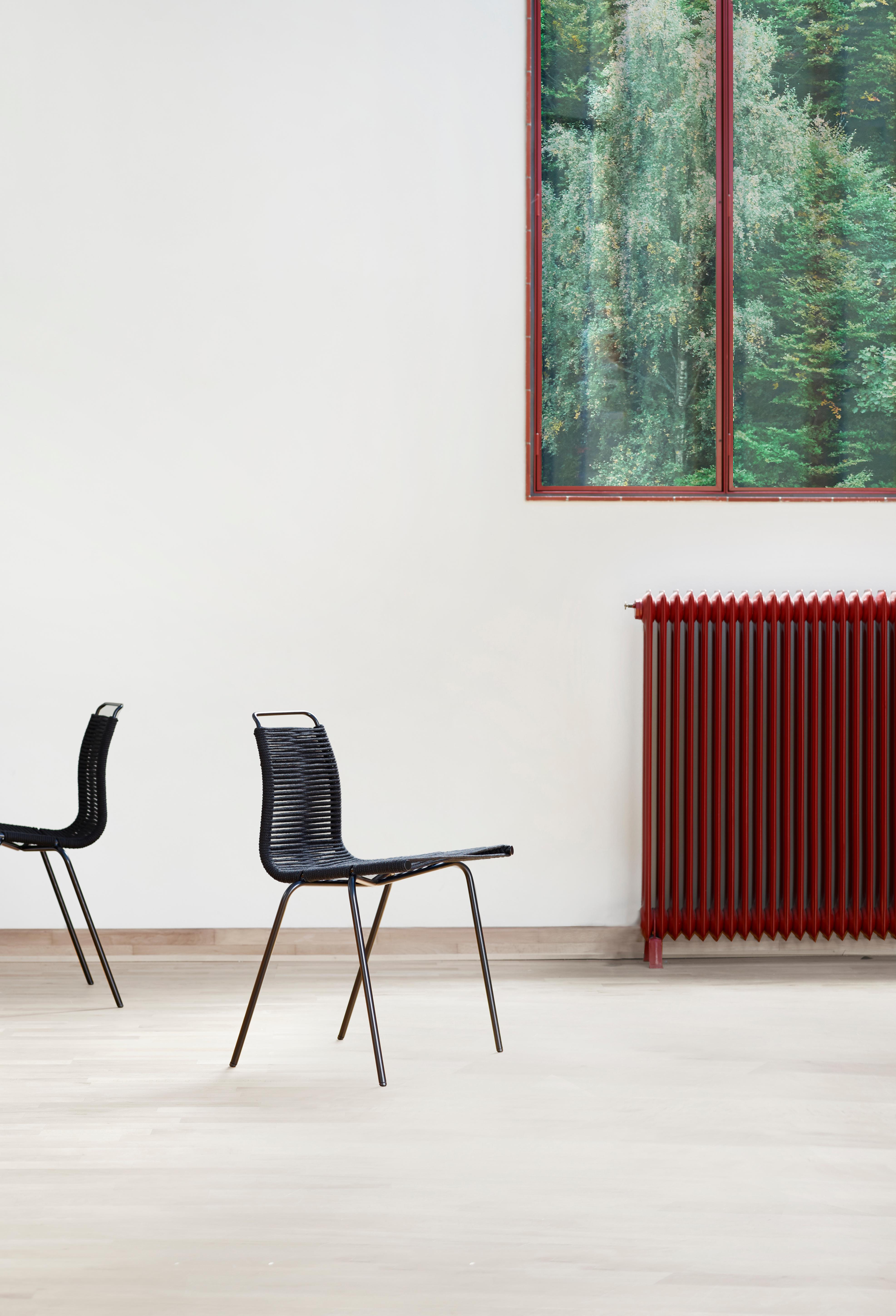 Acier Chaise de salle à manger PK1 avec base en acier noir de Poul Kjærholm