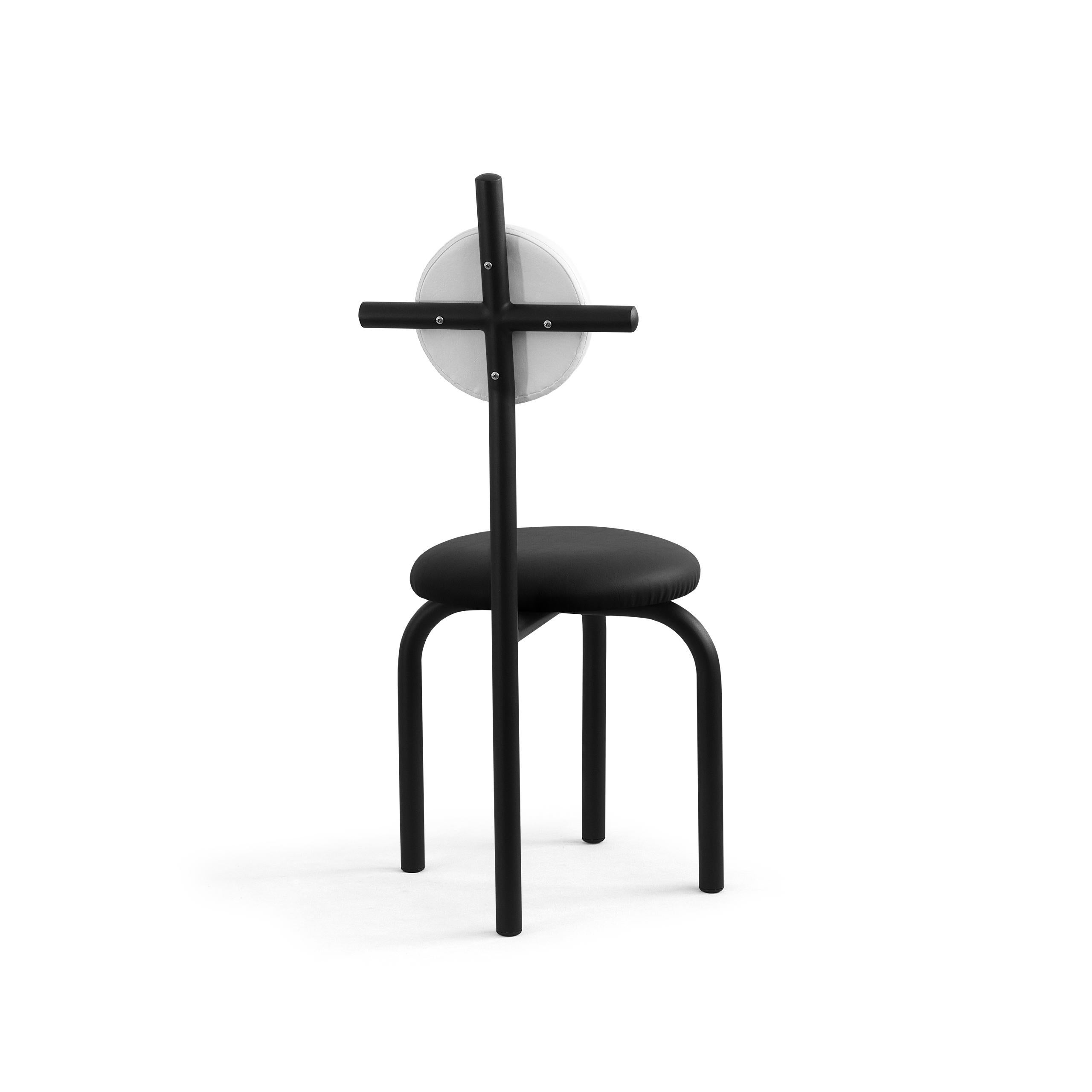 Chaise Imperméable PK16, assise noire et structure en acier au carbone de Paulo Kobylka Neuf - En vente à Londrina, Paraná