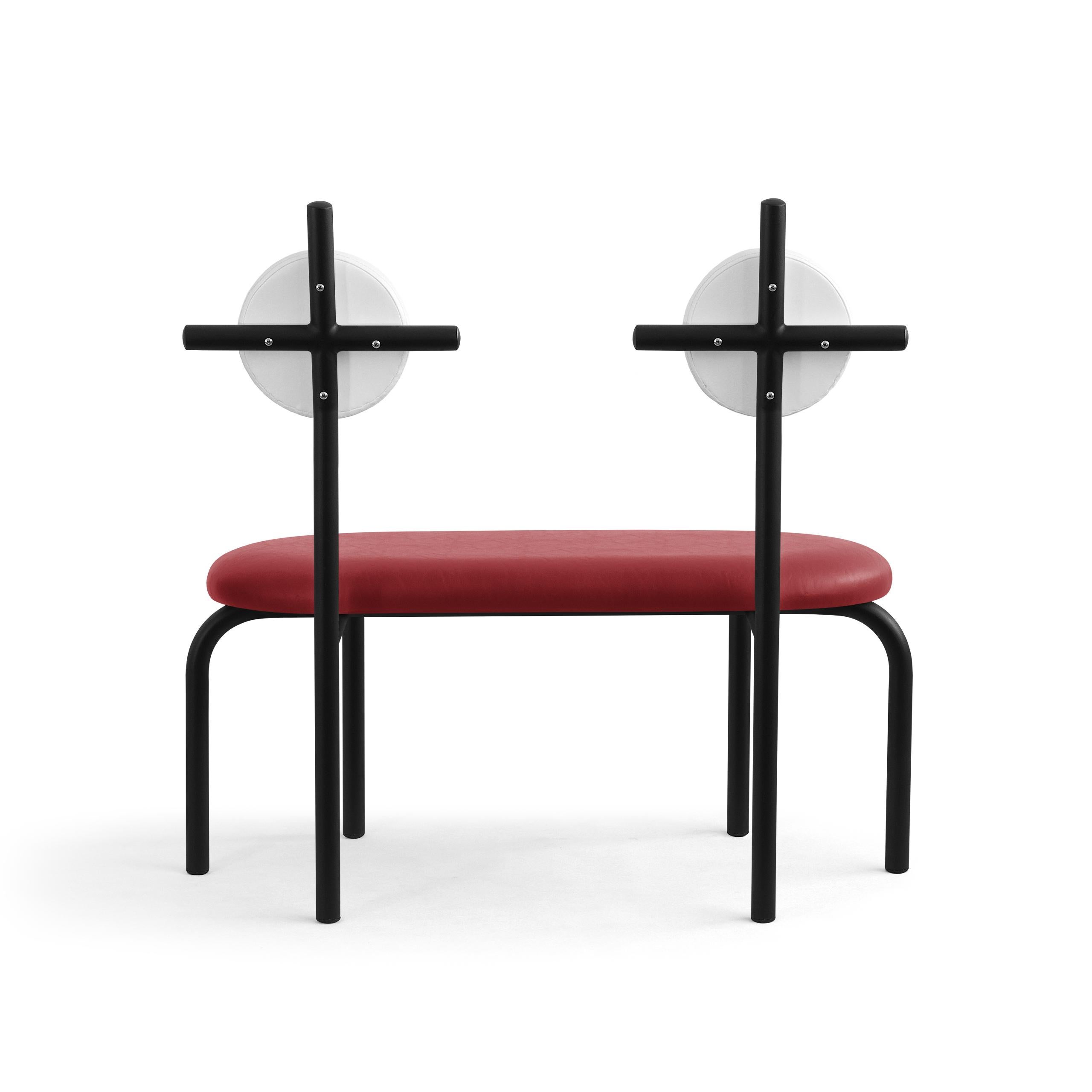 PK17 Impermeable Loveseat, roter Sitz und schwarze Metallstruktur von Paulo Kobylka im Zustand „Neu“ im Angebot in Londrina, Paraná
