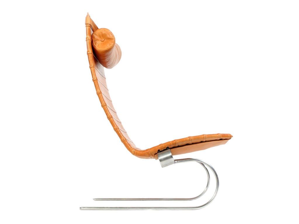 Skulpturaler skandinavisch-moderner Loungesessel PK20, entworfen von Poul Kjærholm. Dieser frühe PK20-Loungesessel verfügt über eine hohe Rückenlehne, eine perfekt patinierte Lederpolsterung und eine verstellbare Kopfstütze. Der Sockel ist aus matt