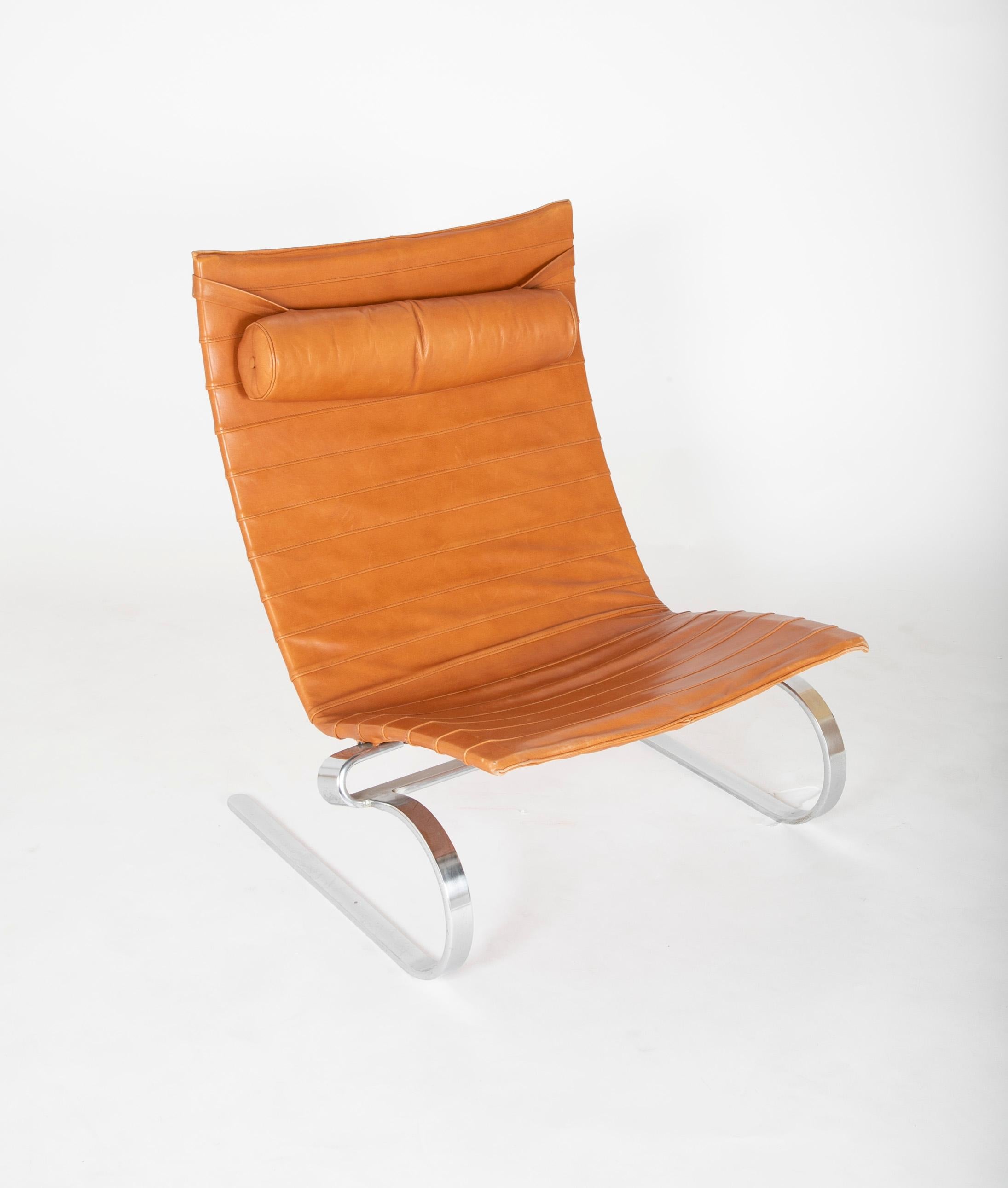 Une chaise PK20 produite par Kold Christensen dans la finition chromée mate emblématique de Poul Kjaeholms. Le cuir est en grande forme, sans taches et reste souple. E. Kold Christensen sur le dessous.