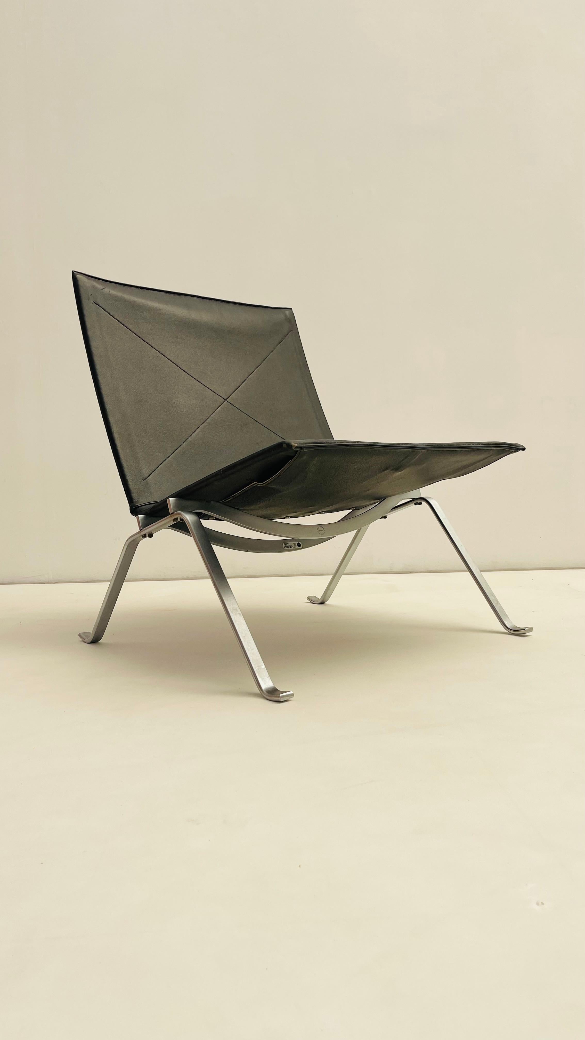 La chaise longue PK 22 a été conçue par Poul Kjaerholm en 1955. Au début des années 90, Fritz Hansen a réédité certains d'entre eux au Danemark. Son cadre en acier inoxydable et son cuir noir d'origine lui confèrent une durée de vie et un style