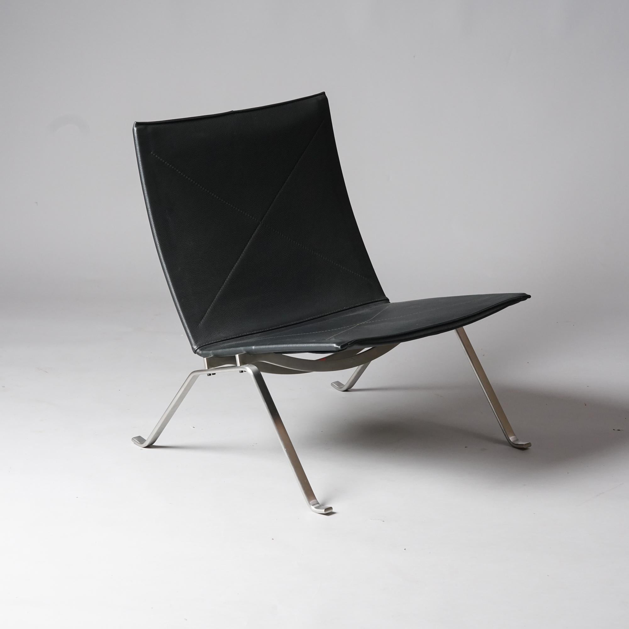 Mid-Century Modern PK22 chair is a classic designed by Poul Kjærholm for E. Kold Christiansen in 1955. This his example is a Fritz Hansen production, manufactured in 2008.
