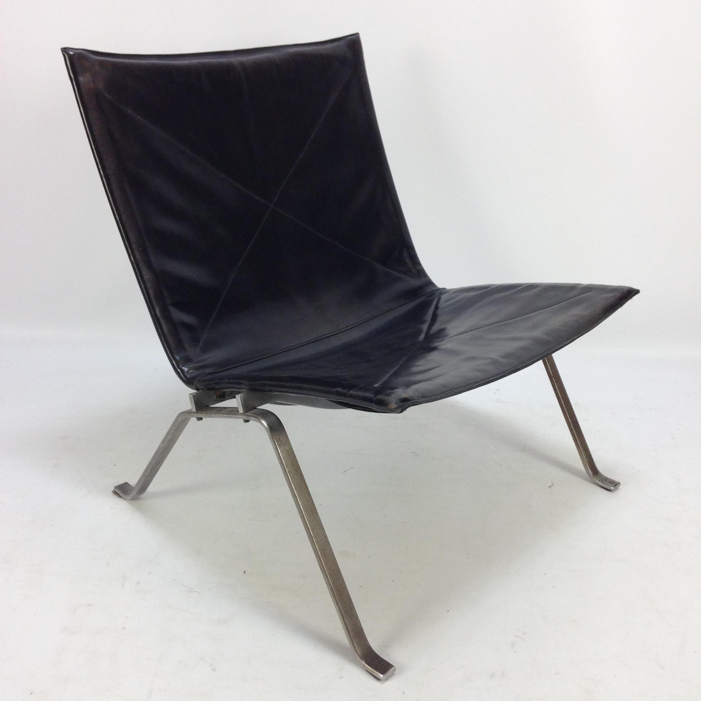 This PK22 lounge chair was designed by Poul Kjaerholm and manufactured for E. Kold Christensen during 1960 in Denmark. The chair features a matt chrome-plated steel base with very beautiful black leather upholstery. In good vintage condition with