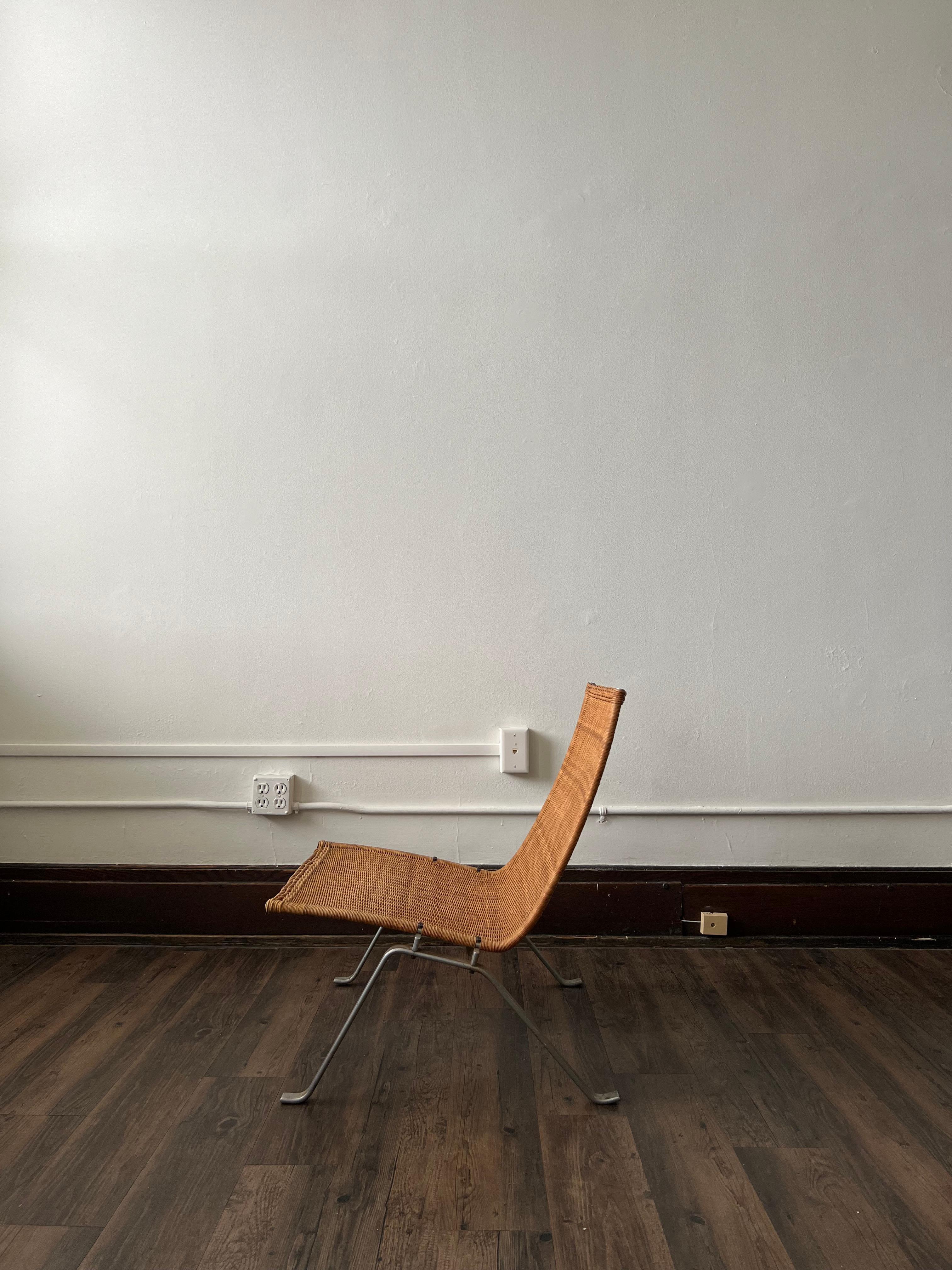This is a rare early edition PK22 by famed Danish designer, Poul Kjærholm. Manufactured by Ejvind Kold Christensen, this model long predates any current models available from Fritz Hansen.

Kjærholm's designs are know for their architectural nature