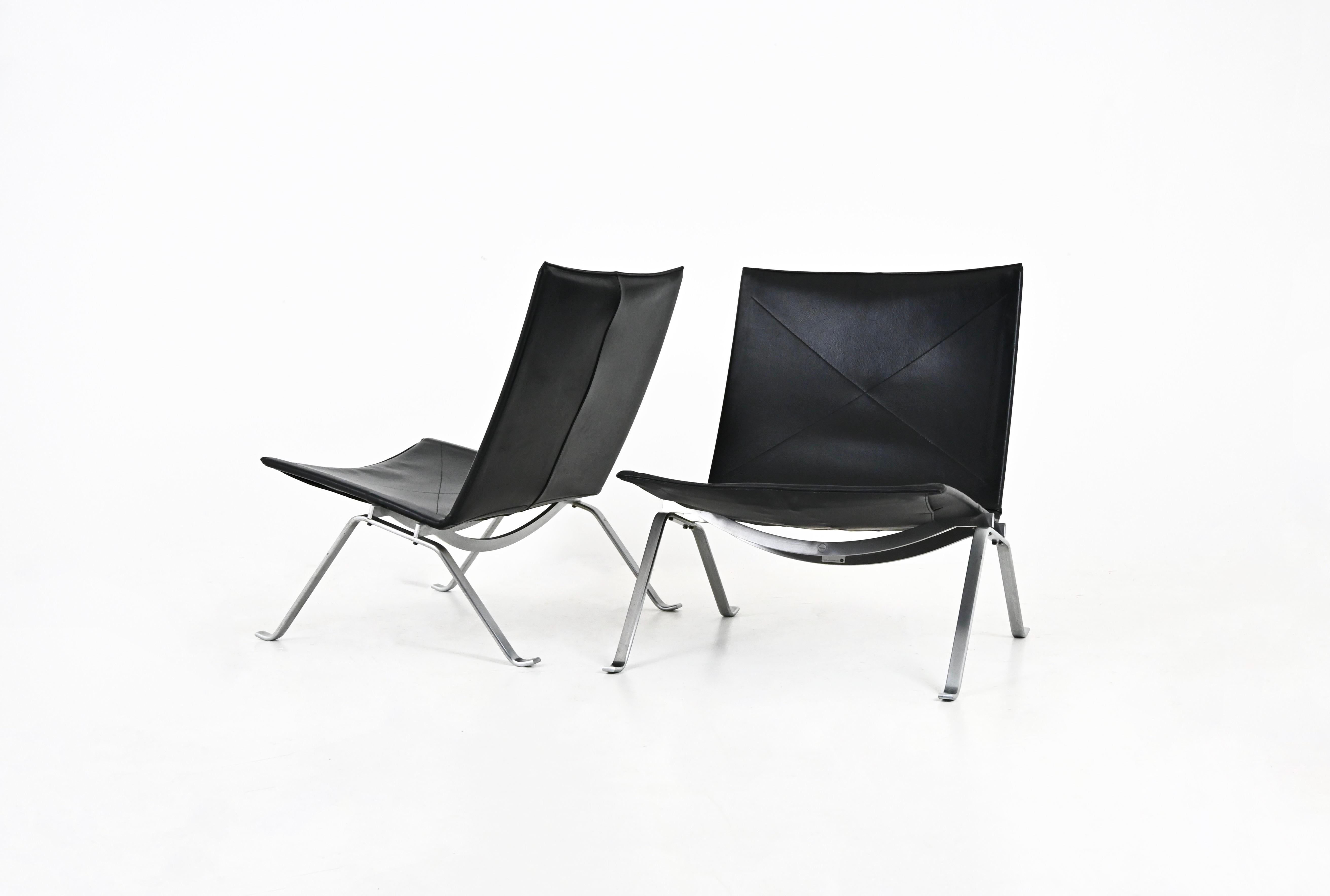 Pair of black leather chairs with metal frame. Stamped under the seat. Seat height: 35 cm. Wear due to time and age.
FOR SHIPPING, REQUEST US FOR RECEIVE THE BEST PRICE

