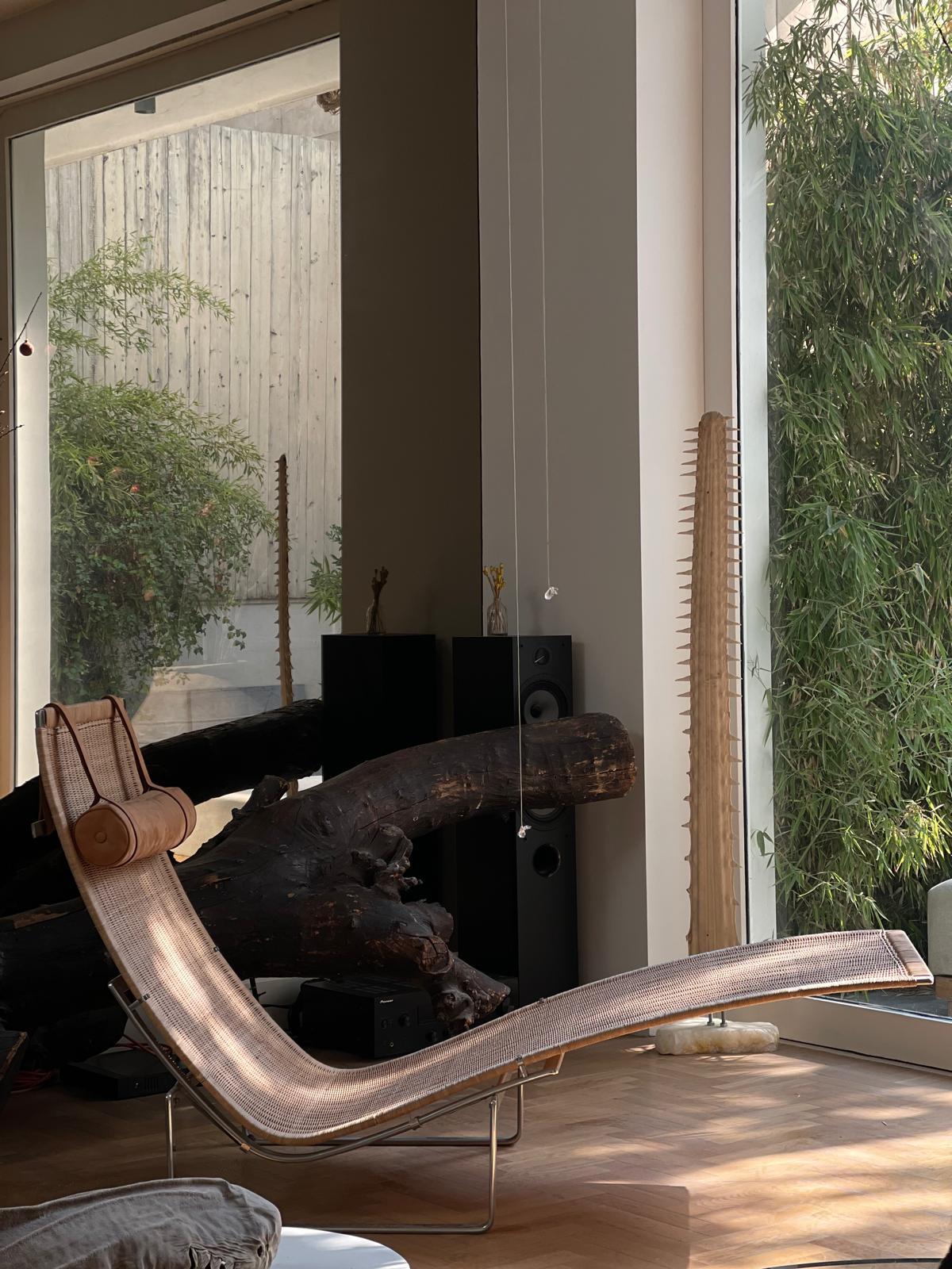 An exquisite Fritz Hansen PK24 chaise lounge chair in rattan, manufactured in 1992.

This iconic piece, designed by Poul Kjaerholm, exemplifies timeless elegance and superior craftsmanship. Its sleek, curved lines and luxurious rattan weave offer