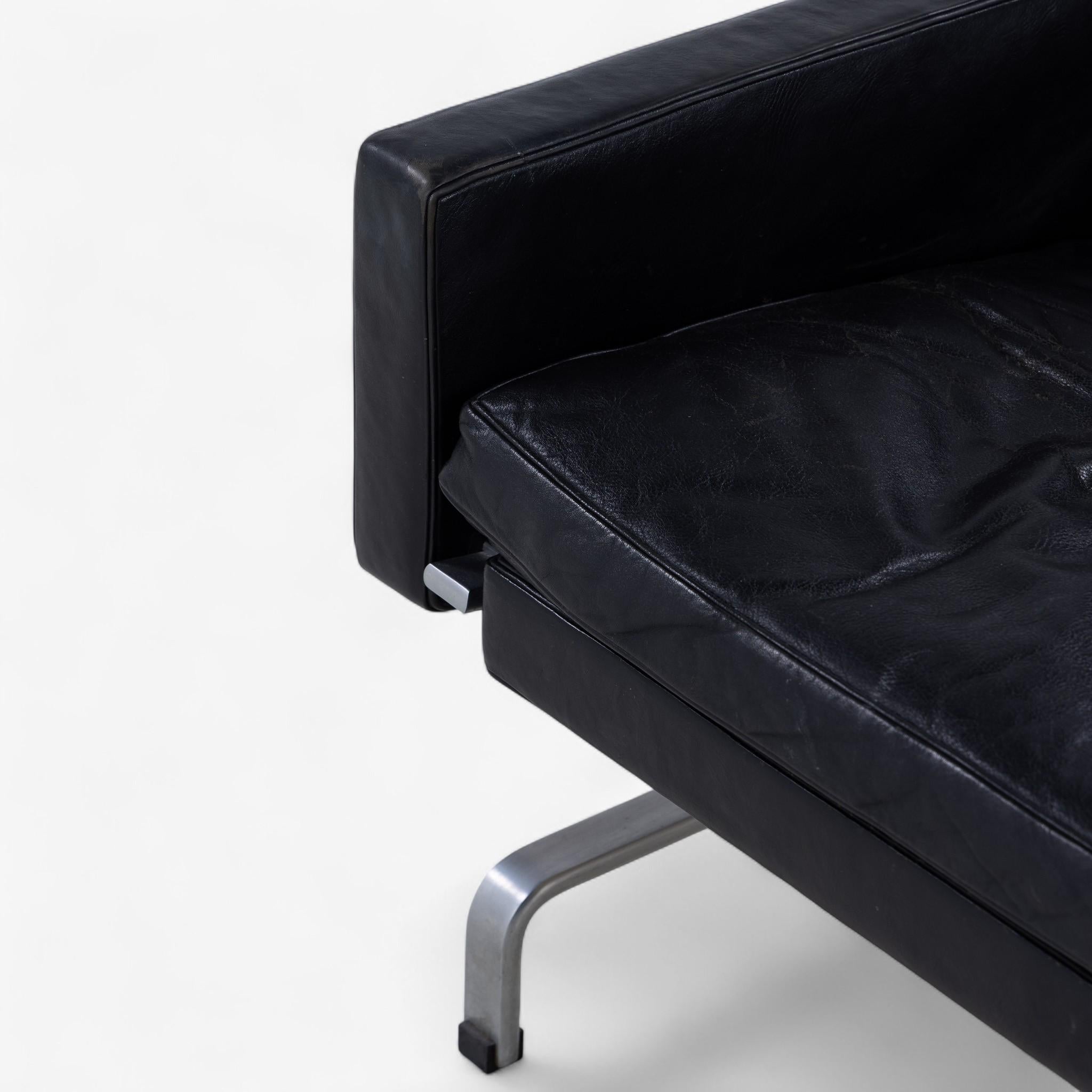 PK31/1 - Sessel in original schwarzem Leder von Poul Kjærholm (Dänisch) im Angebot