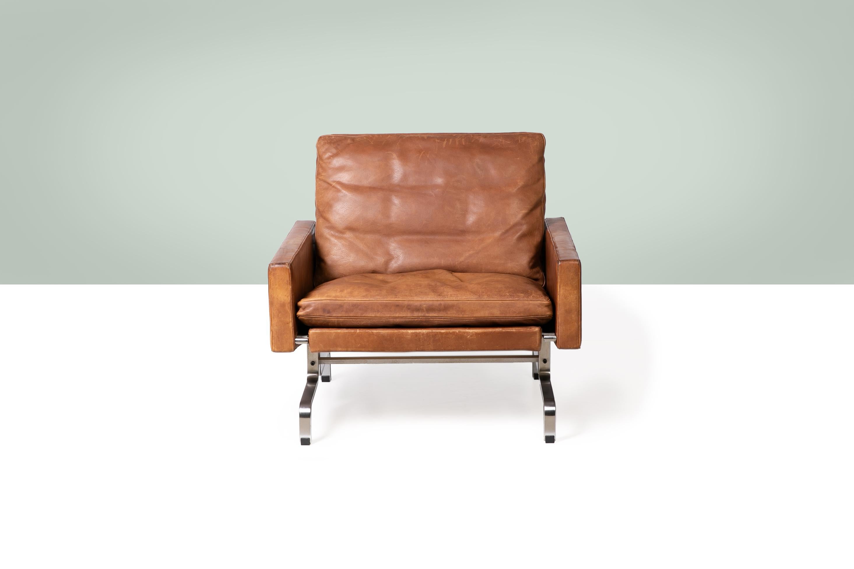 Dieser seltene Sessel PK31 von Poul Kjærholm aus der Erstausgabe verkörpert das Streben des Designers nach raffinierter struktureller Klarheit. Die Polsterung aus geschmeidigem Anilinleder weist eine reiche Patina auf, die von jahrzehntelangem,