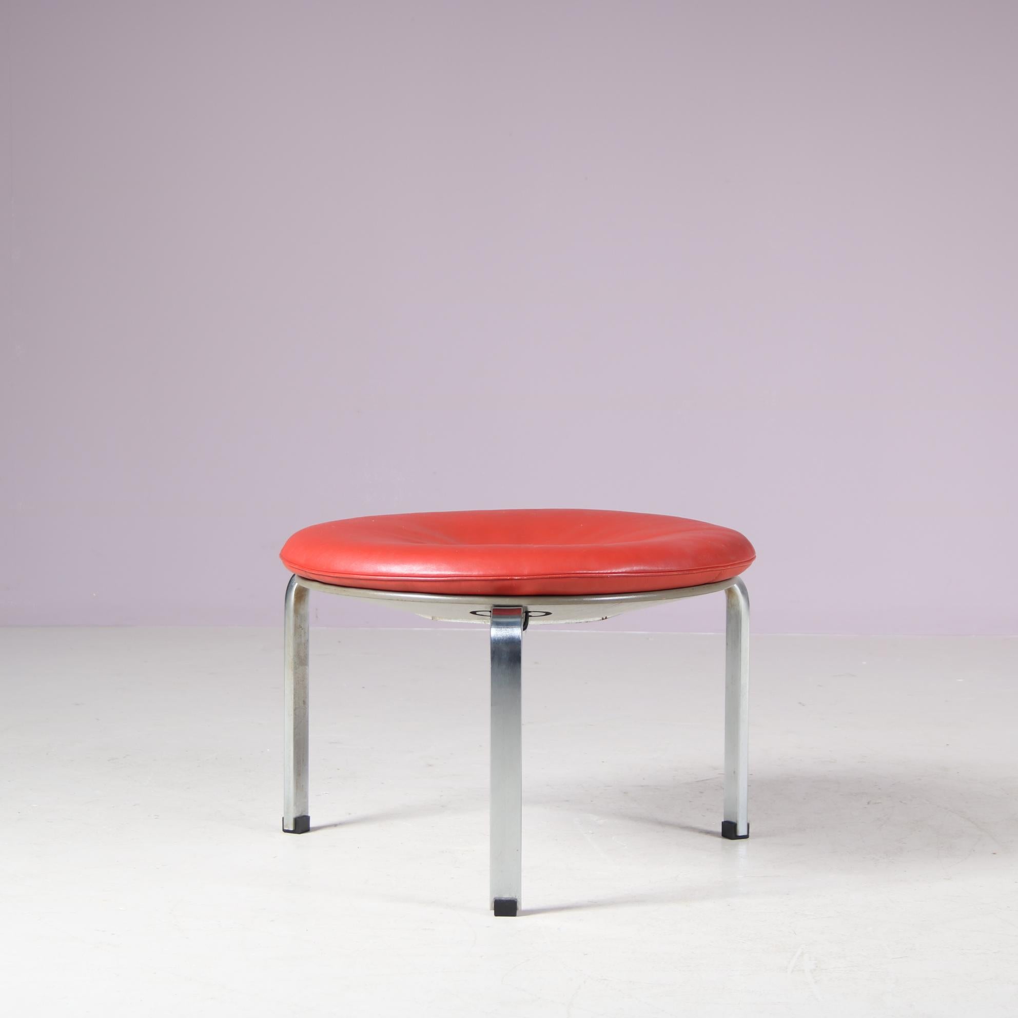 Un magnifique PK33, conçu par Poul Kjaerholm et fabriqué par Fritz Hansen au Danemark vers 1980.

Ce tabouret très rare est fabriqué en métal chromé de haute qualité, avec des formes droites et des coins joliment incurvés. L'assise est recouverte