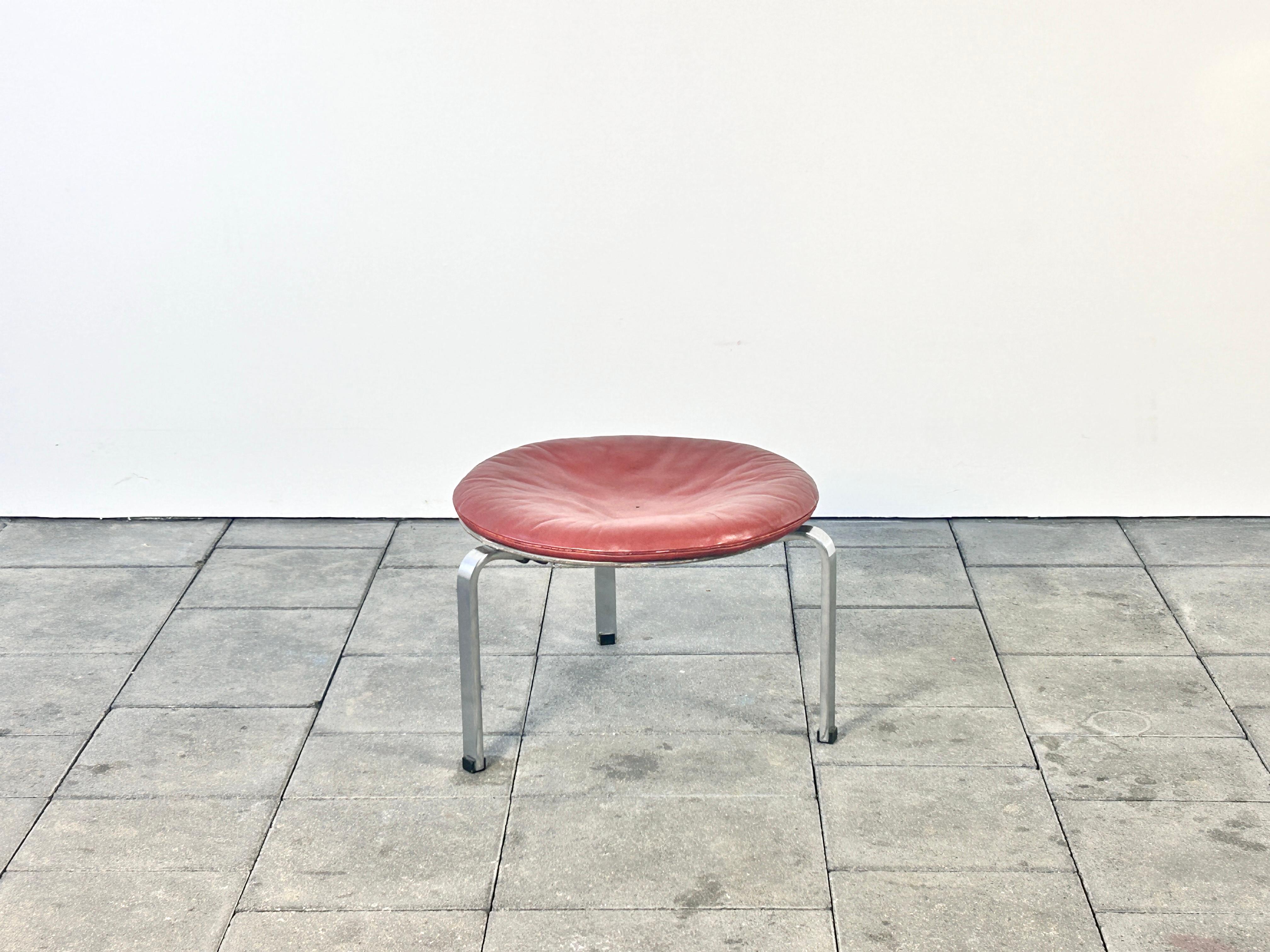 very important and rare PK33 stool 
designed by Poul Kjaerholm in red-brown leather.

Manufactured by E. Kold Christensen, Denmark, ca 1960ies, with makers emblem.

The designs of the famous Dane Poul Kjaerholm have had great influence on postwar