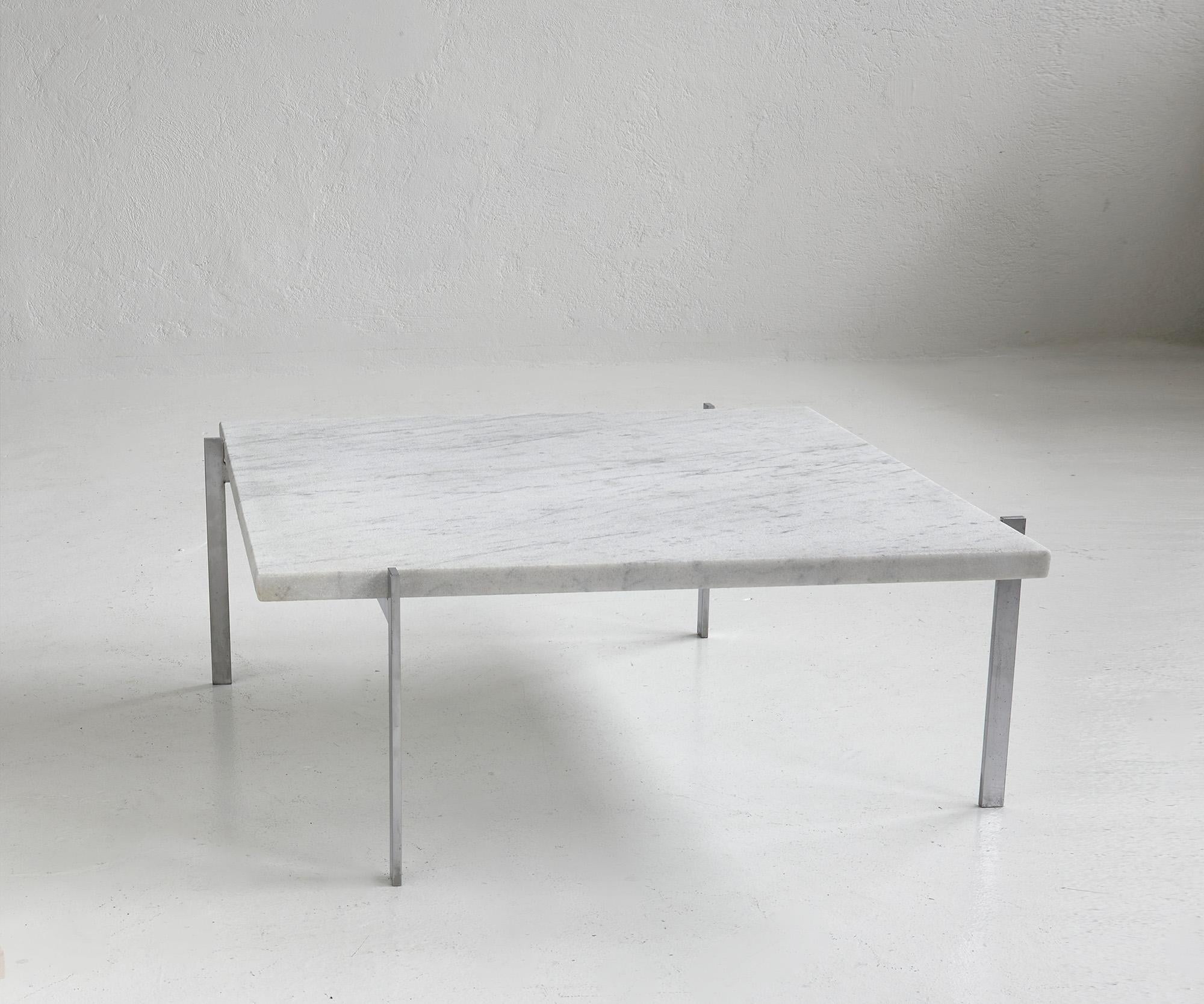Questo design minimalista e puro di Poul Kjaerholm risale al 1956 ed è tuttora autenticamente contemporaneo.

Top in marmo bianco. Base in acciaio inox satinato.

Marchiato Fritz Hansen.
