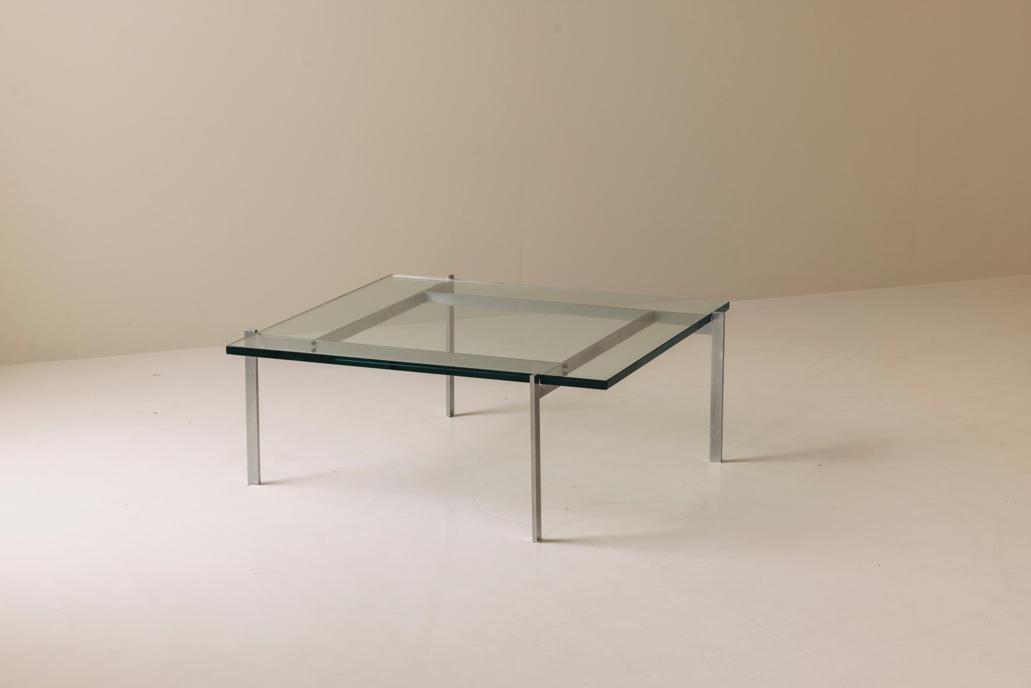 Mesa de centro PK61 de Poul Kjærholm para E. Kold Christensen, Dinamarca, 1955. Con un sólido armazón de acero plano que sostiene la original tapa de cristal transparente, la PK61 combina la elegancia minimalista con una refinada artesanía. Marcado