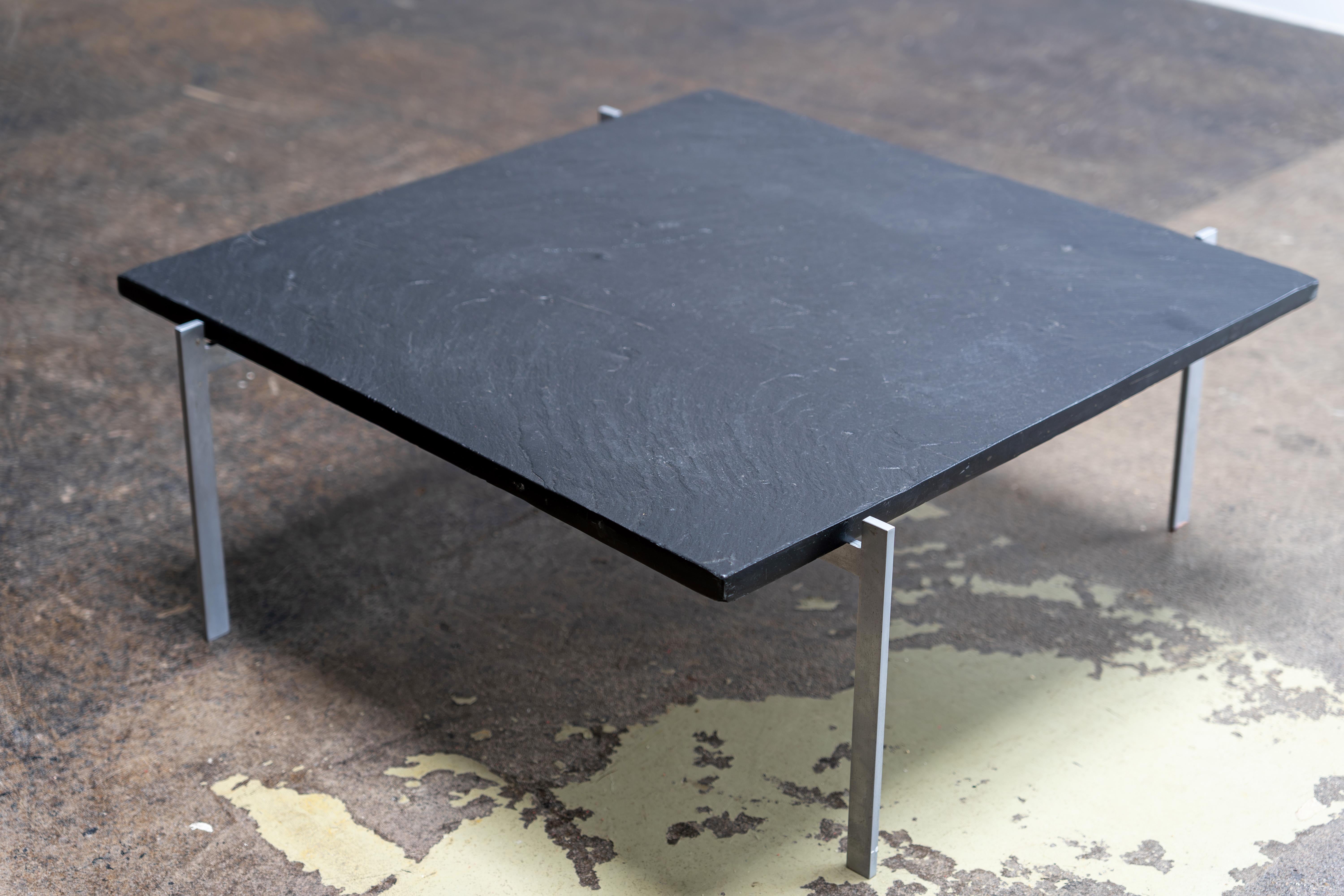 Ein ikonischer PK61 Couchtisch von Poul Kjærholm für E. Kold Christensen. Ein minimalistischer und doch raffinierter Designklassiker. Die originale graphitfarbene Schieferplatte passt perfekt zu dem matten Stahlrahmen und verkörpert die Ästhetik der