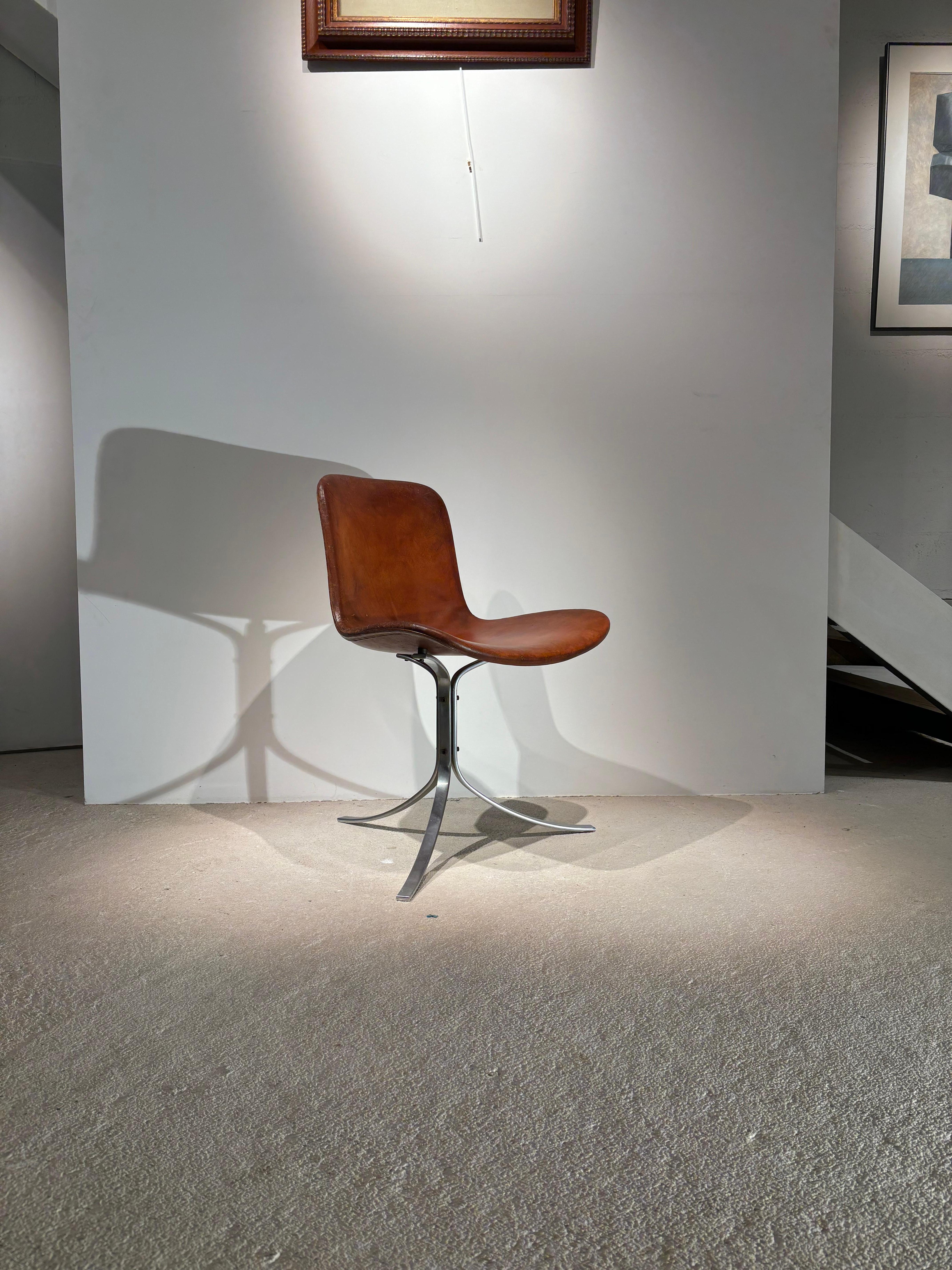 Nice set of Pk9 by Poul Kjaerholm for E. Kold Christensen. 
This first edition with original leather and a great patina was eduted beetween 1961 and 1971. 
The three foot of this chairs is really elegant and it is really confortable. 
This is a