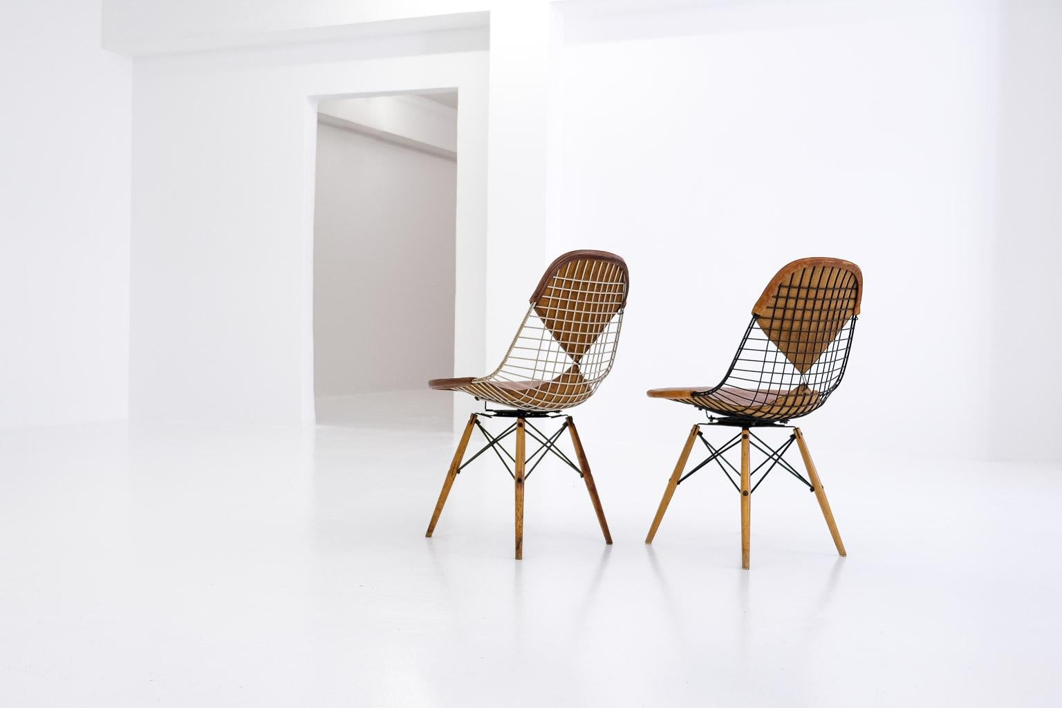 eames-stühle sind heute so weit verbreitet, dass man sie eigentlich schon viel zu oft gesehen hat. aber es gibt einige versionen, die etwas spezieller sind - und damit zu sammlerstücken werden. zum beispiel diese ray & charles eames side chairs