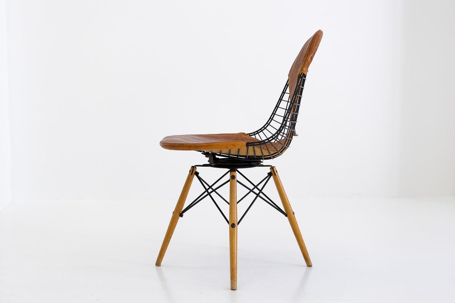 Milieu du XXe siècle Chaise d'appoint pivotante Pkw-2 à base en bois et fil de fer, Eames Herman Miller, Bikini, Seng en vente