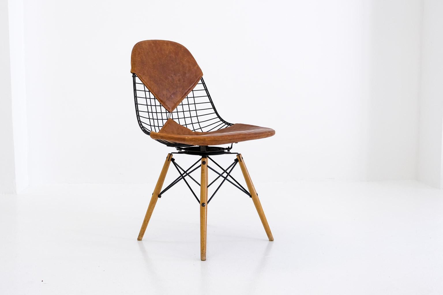 Pkw-2 Schwenkbarer K-Wire-Holzsockel Beistellstuhl, Eames Herman Miller, Bikini, Seng (Metall) im Angebot