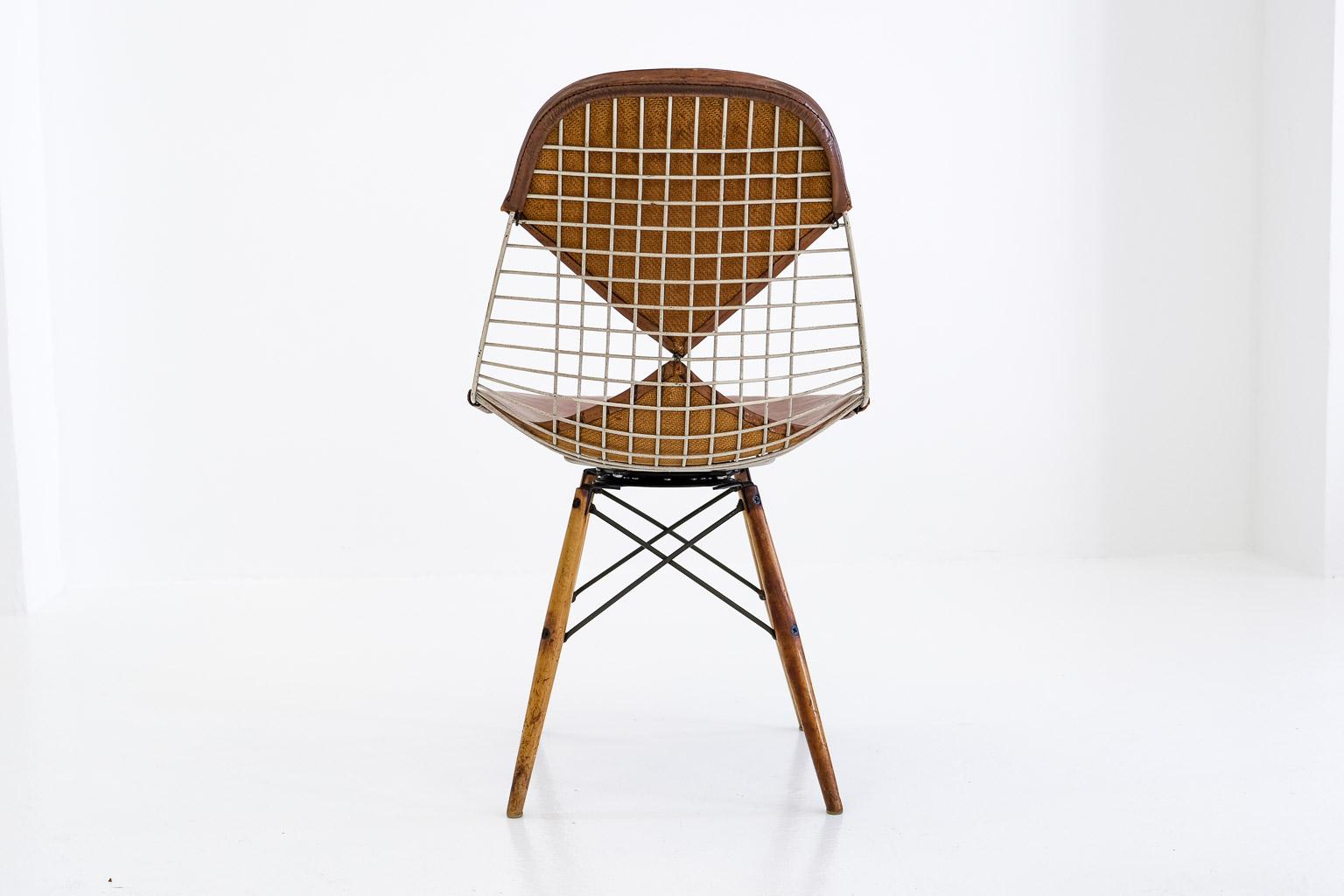 Chaise d'appoint pivotante Pkw-2 à base en bois et fil de fer, Eames Herman Miller, Bikini, Seng en vente 1