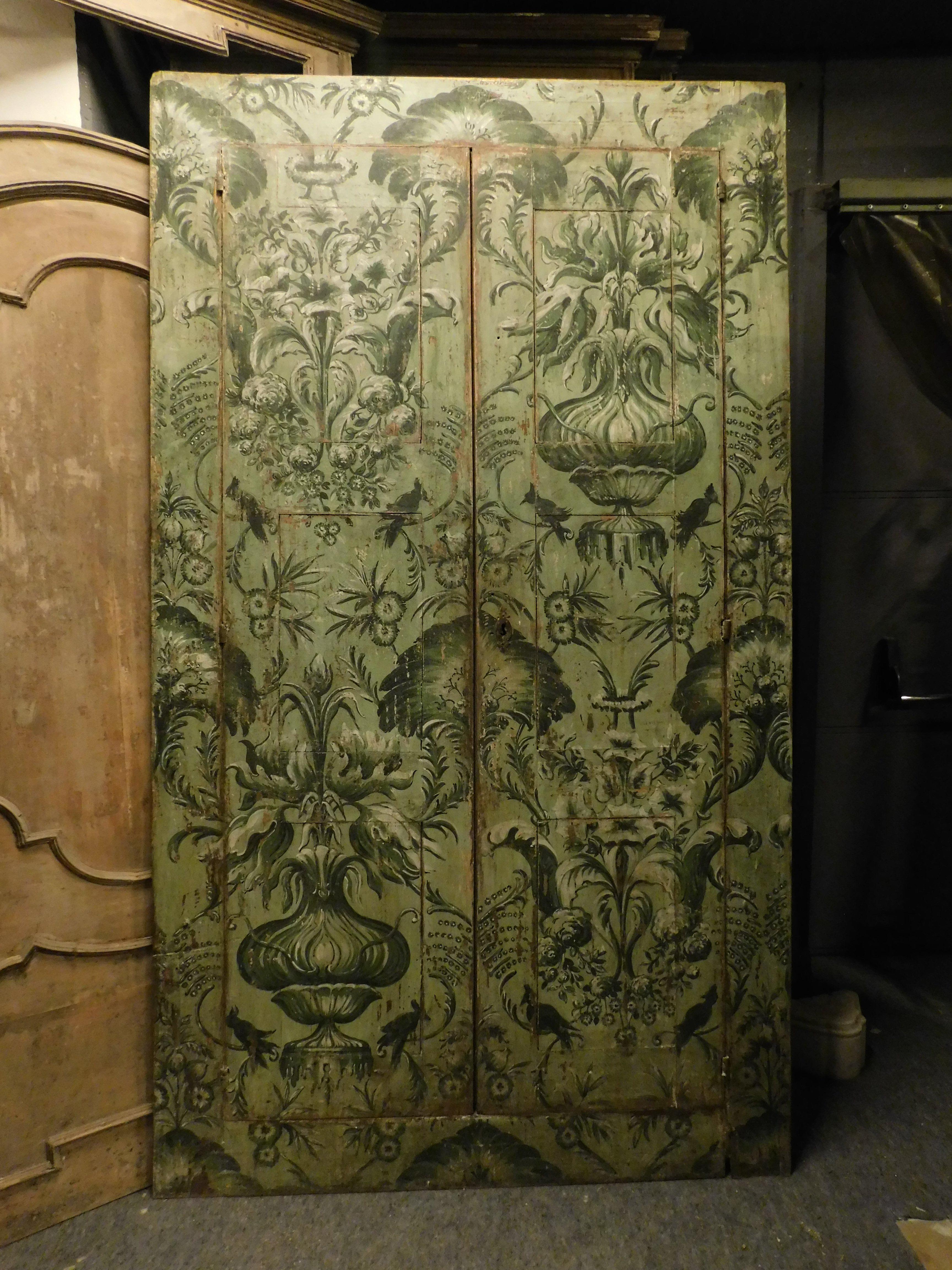 Antikes Plakat, Vintage-Einbauschrank, reich handbemalt auf grünem Grund mit dschungelartigen Blumenmotiven, geschaffen für den Einbauschrank eines antiken Hauses in Florenz, es wurde geschaffen, um die Polsterung der damaligen Zeit wieder