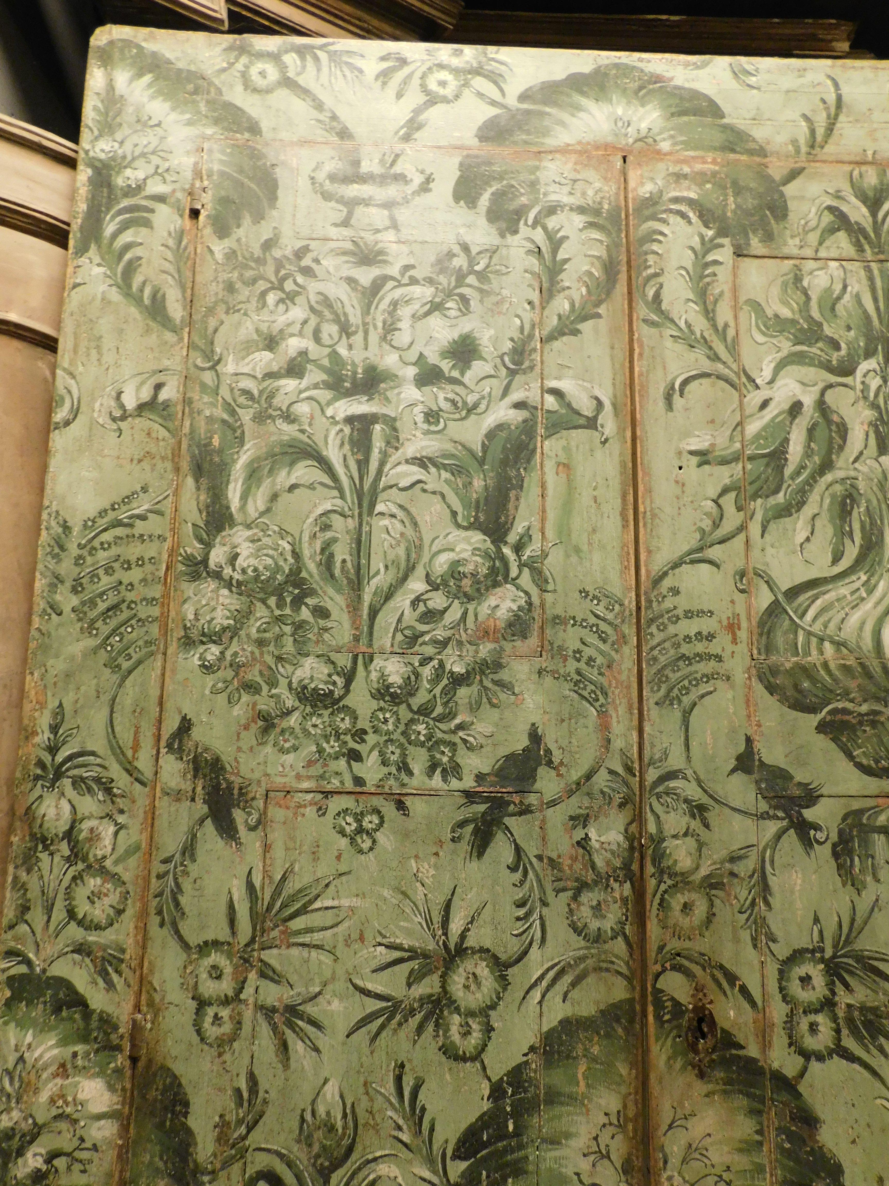 Placard built-in wardrobe richly painted green background jungle-like floral  In Good Condition For Sale In Cuneo, Italy (CN)