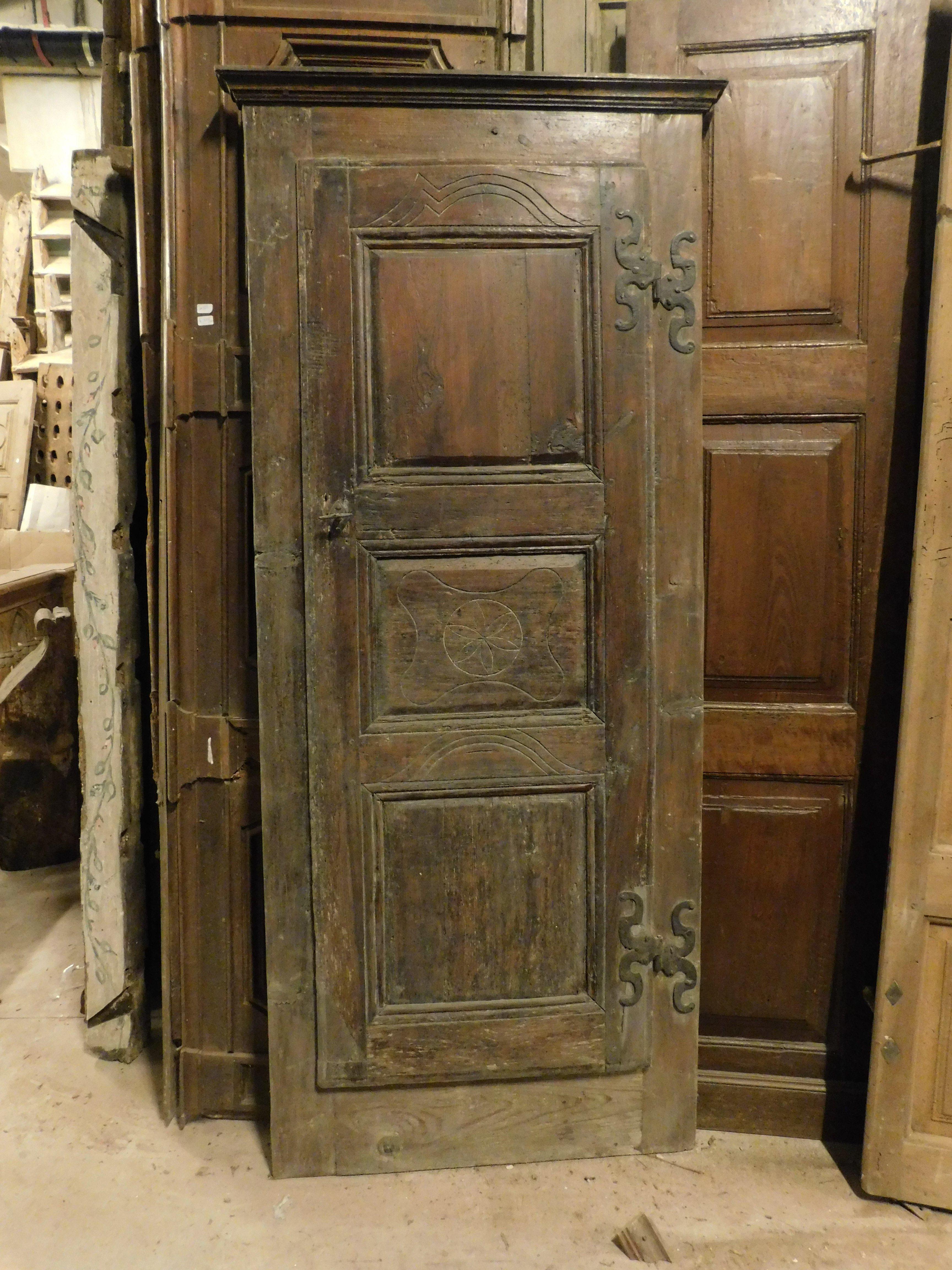 Plakette, Wandschrank aus Kastanienholz, Italien (Italienisch) im Angebot