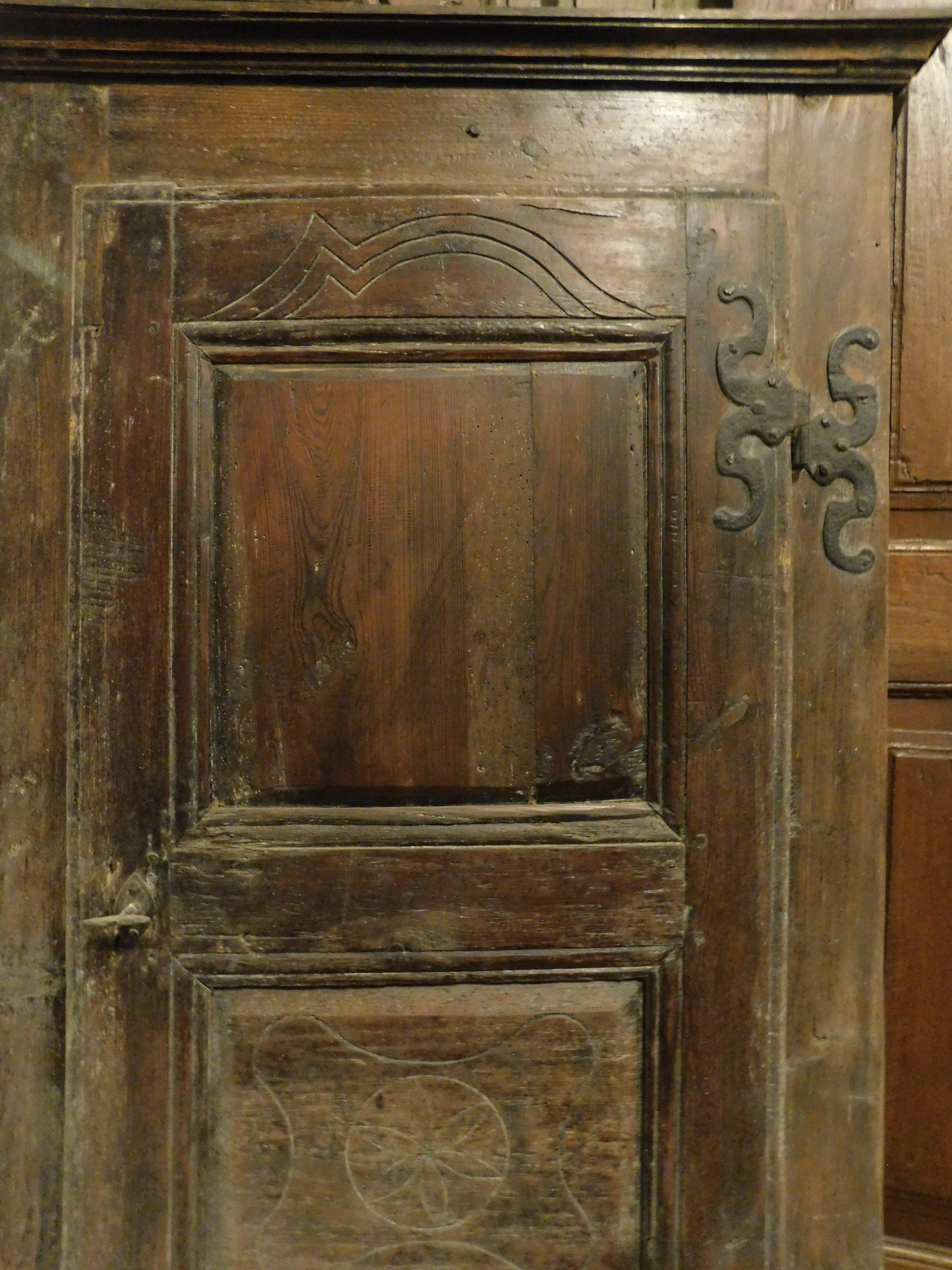 Plakette, Wandschrank aus Kastanienholz, Italien (Handgeschnitzt) im Angebot