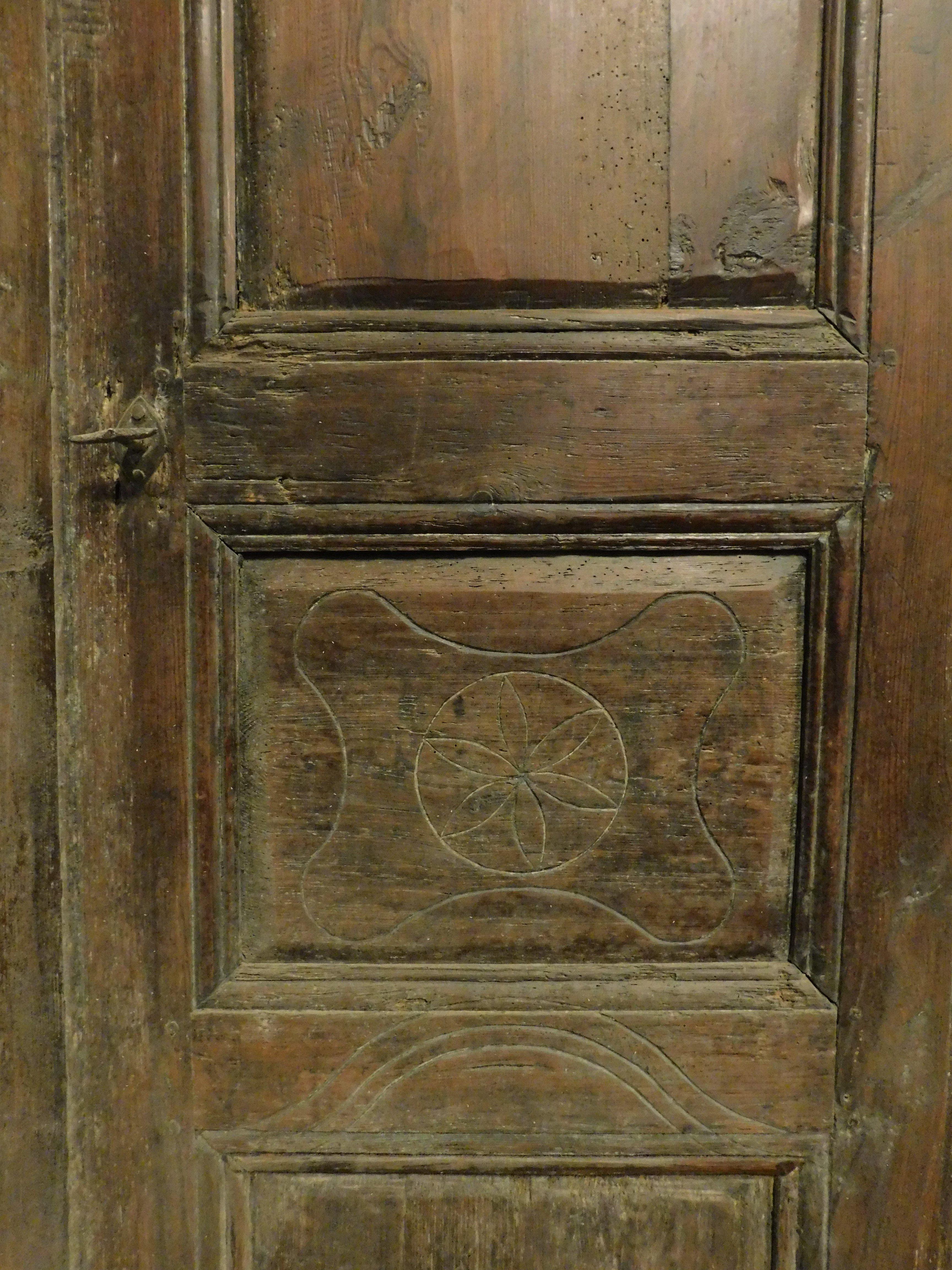 Plakette, Wandschrank aus Kastanienholz, Italien im Zustand „Gut“ im Angebot in Cuneo, Italy (CN)
