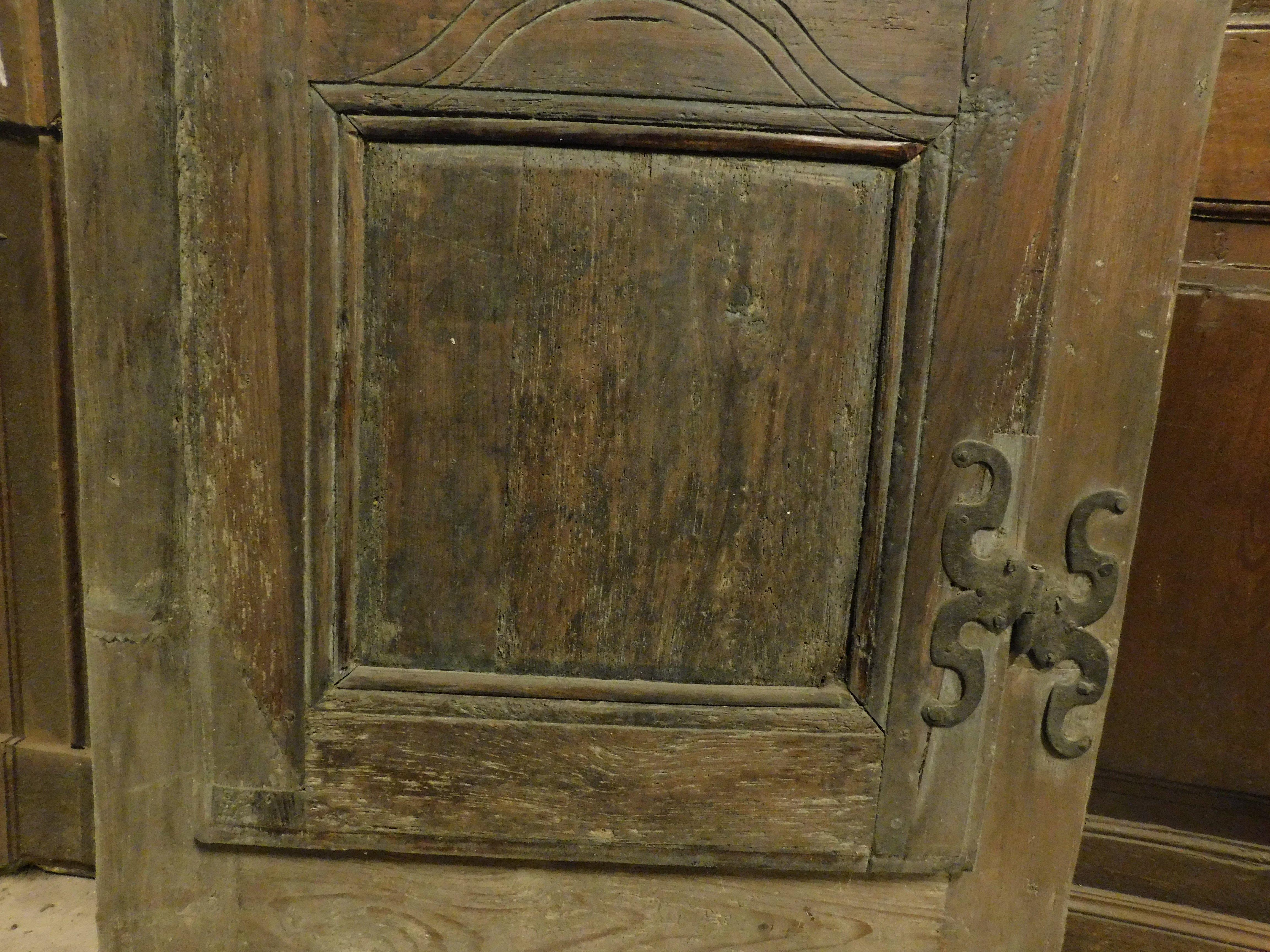 Plakette, Wandschrank aus Kastanienholz, Italien (18. Jahrhundert und früher) im Angebot