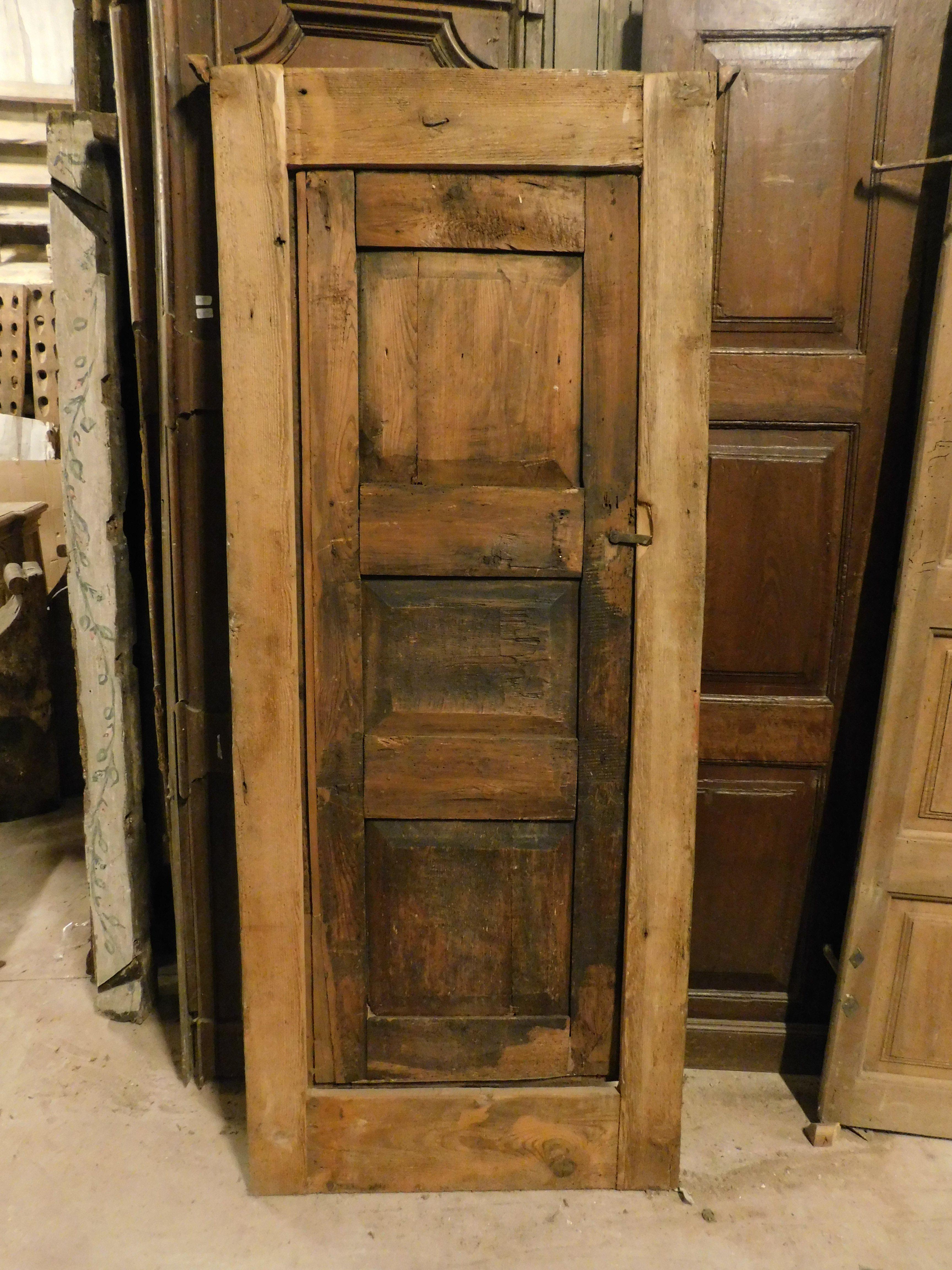 Plakette, Wandschrank aus Kastanienholz, Italien im Angebot 1