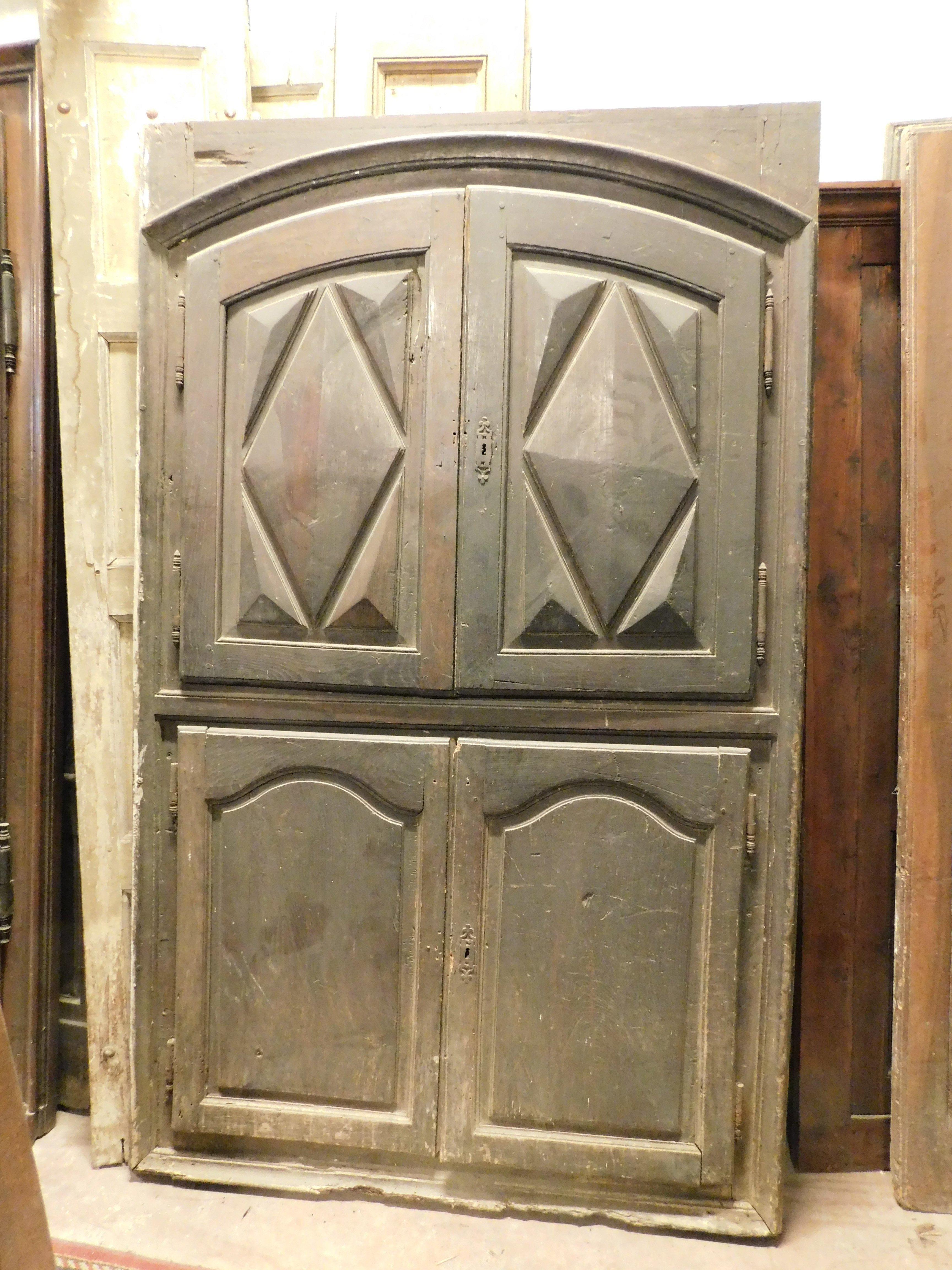 Antiguo placard, armario de pared, ropero de pared, de gran valor, totalmente tallado a mano en madera maciza de castaño con paneles romboidales, muy valioso, construido a mano en Italia en el 1600, original y con la pátina de los siglos pasados