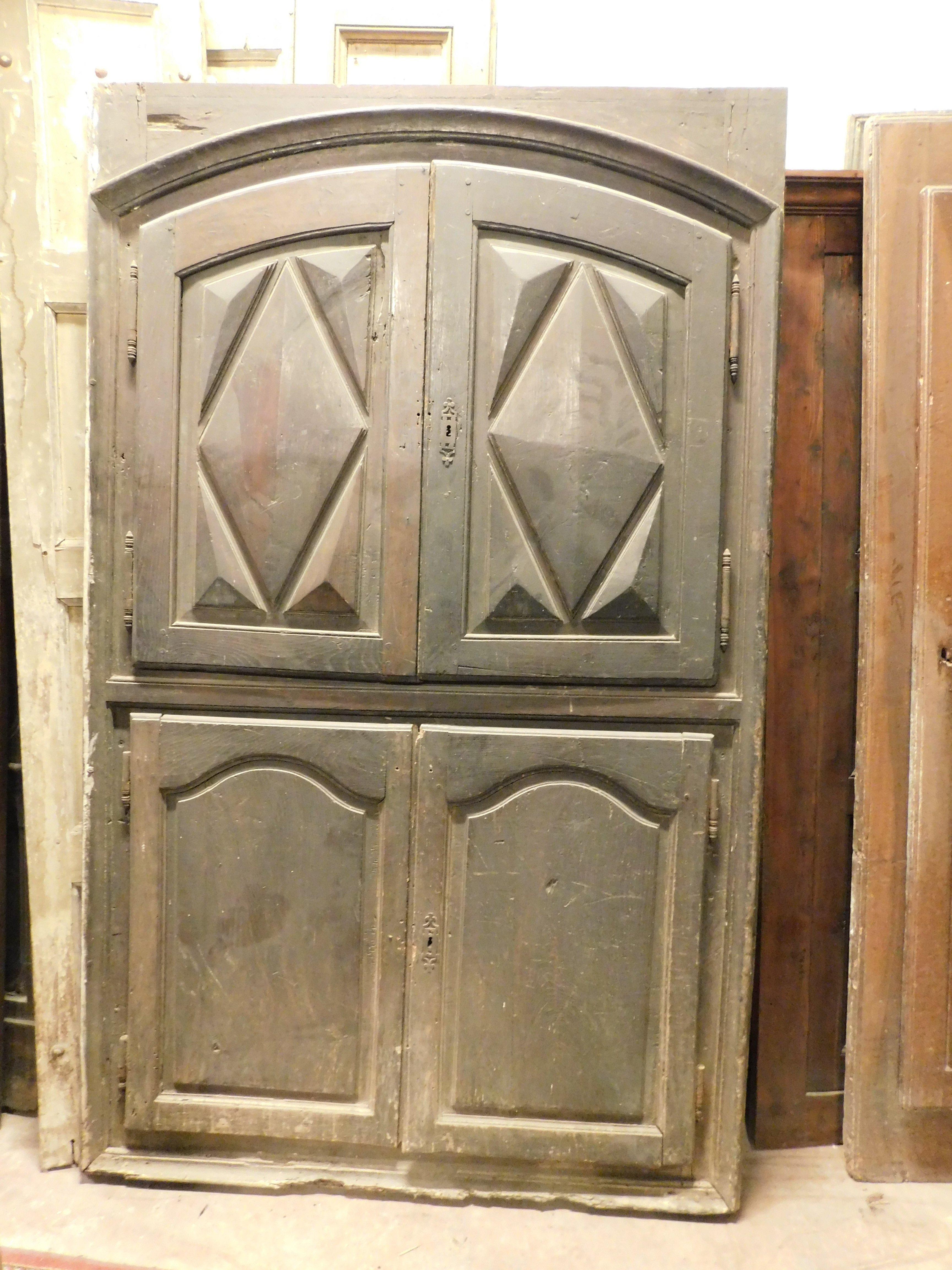 Placard, armario de pared, tallado en castaño con paneles de punta de diamante, Italia Italiano en venta