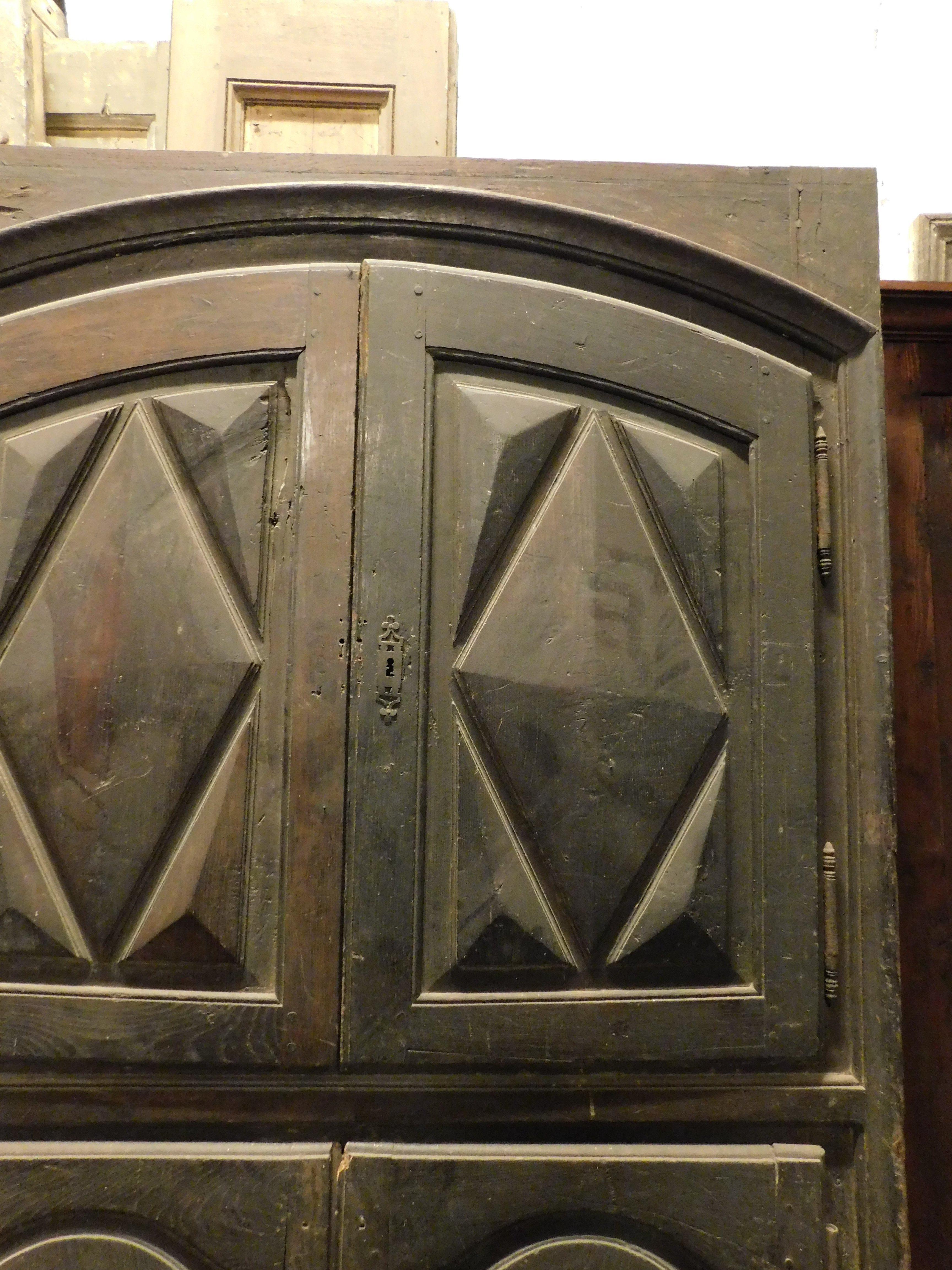 Placard, armario de pared, tallado en castaño con paneles de punta de diamante, Italia Tallado a mano en venta