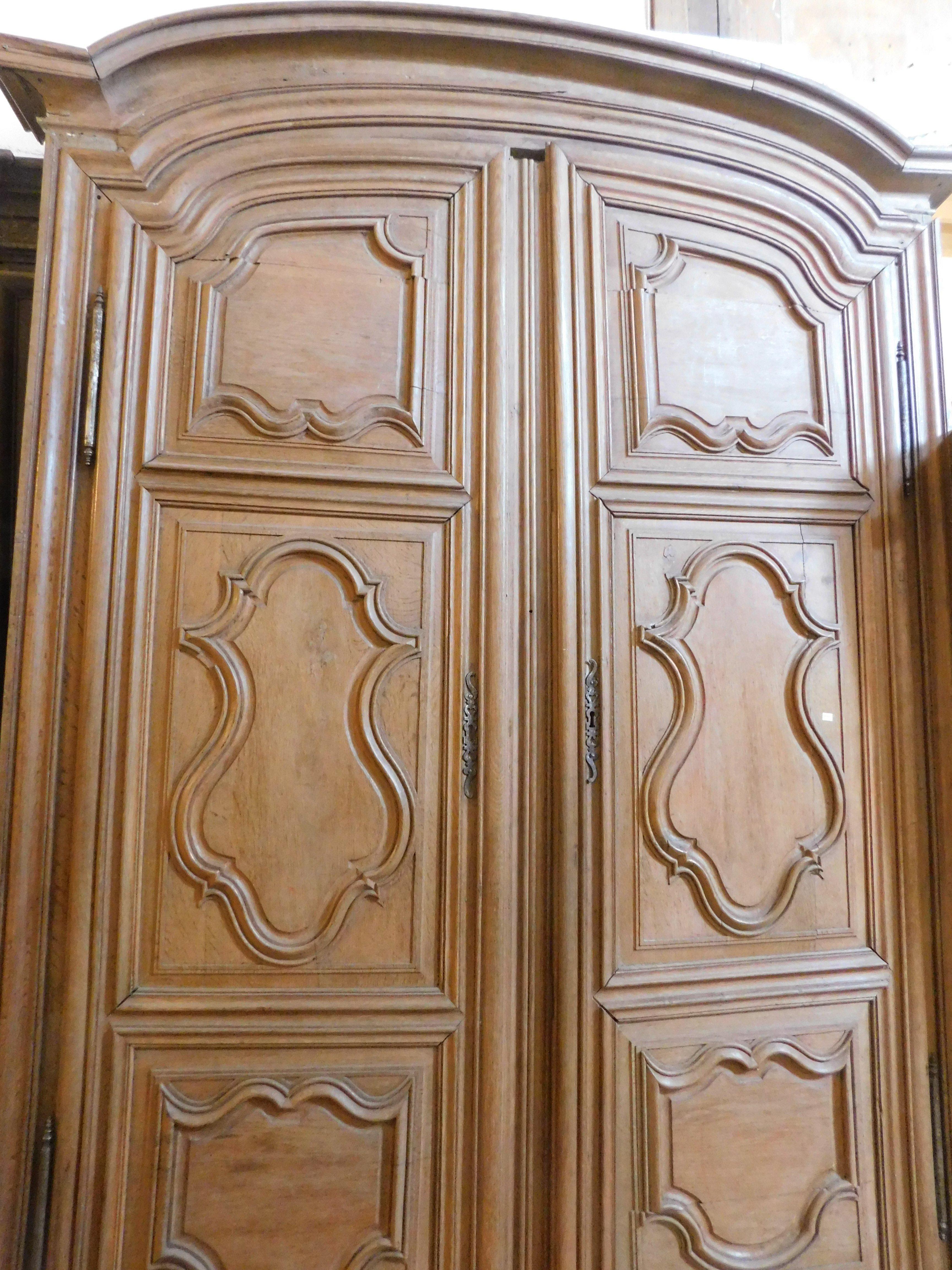 Placard antiguo, armario de pared, frente de armario, tallado a mano en madera maciza de roble, con paneles ondulados decoraciones típicas de estilo francés, con dos puertas centrales y pies de cebolla, original del siglo XVIII, medida exterior