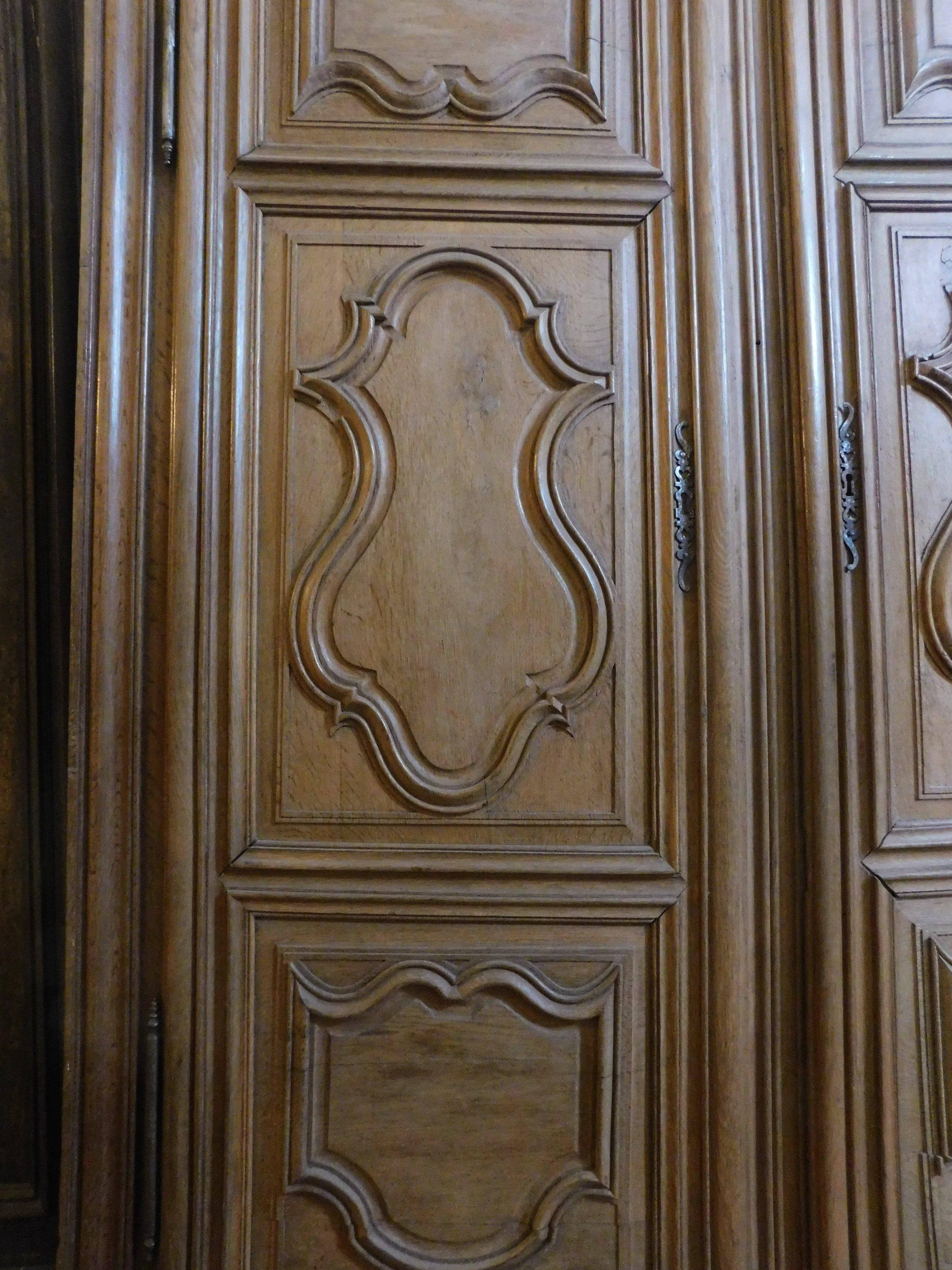 Placard, Armario de pared de madera de roble tallada con paneles ondulados, Francia Francés en venta