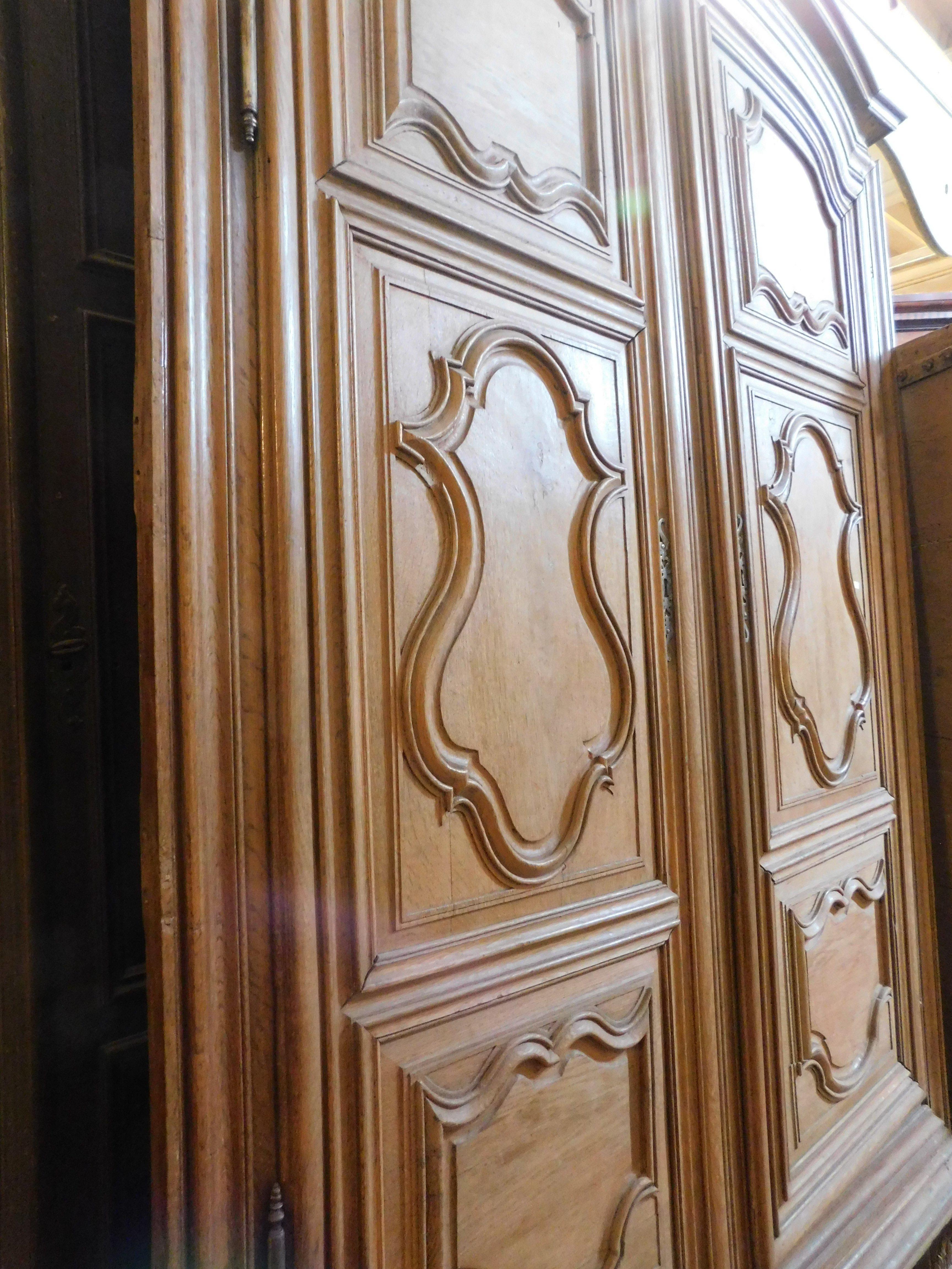Placard, Armario de pared de madera de roble tallada con paneles ondulados, Francia siglo XVIII y antes en venta