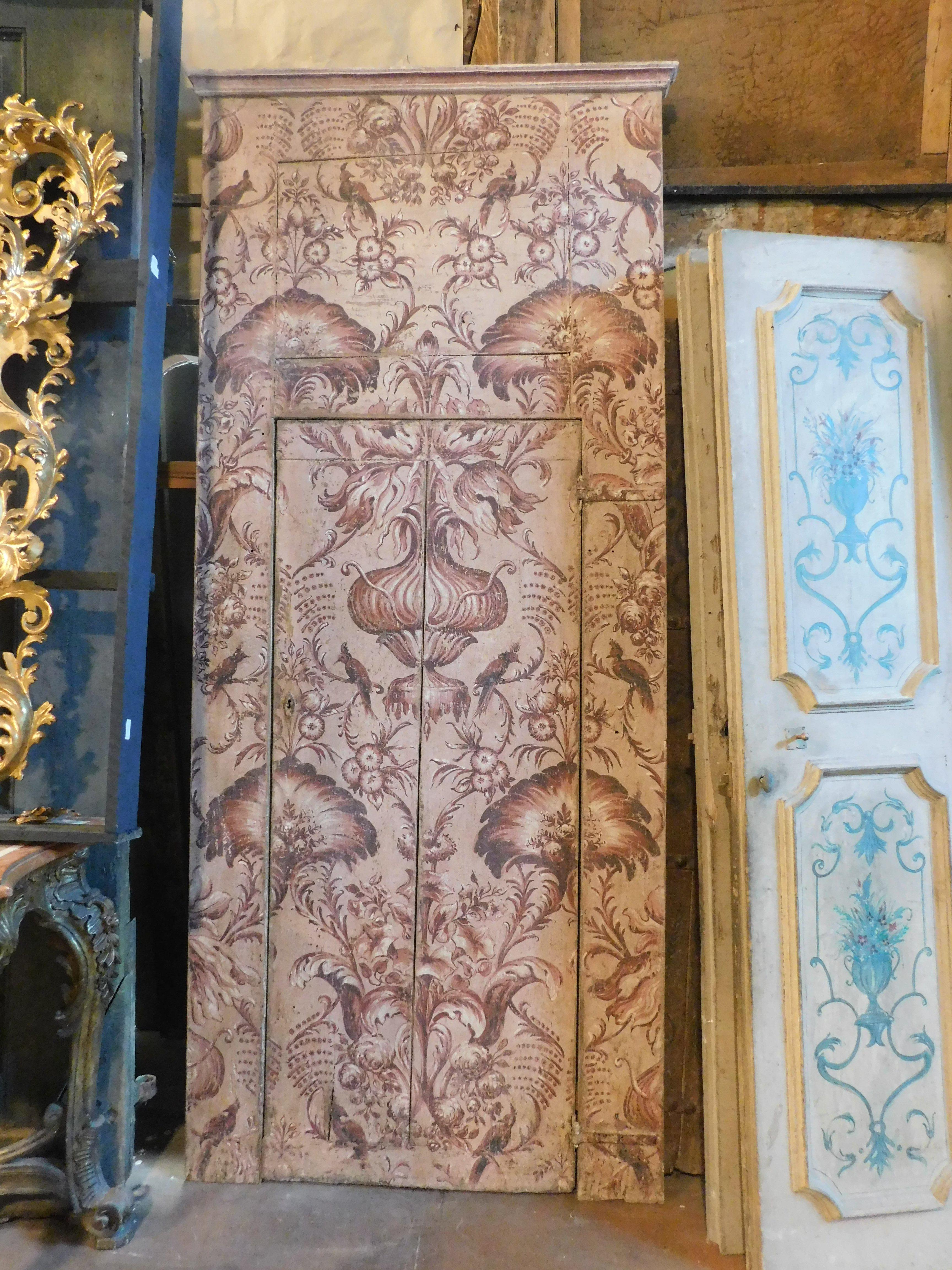 Placard antiguo, armario de pared o utilizable como puerta con apertura de tiro, ricamente pintado con decoraciones florales que seguían la tapicería de la época, procedente de una importante villa de Florencia (Italia), construido con una sola