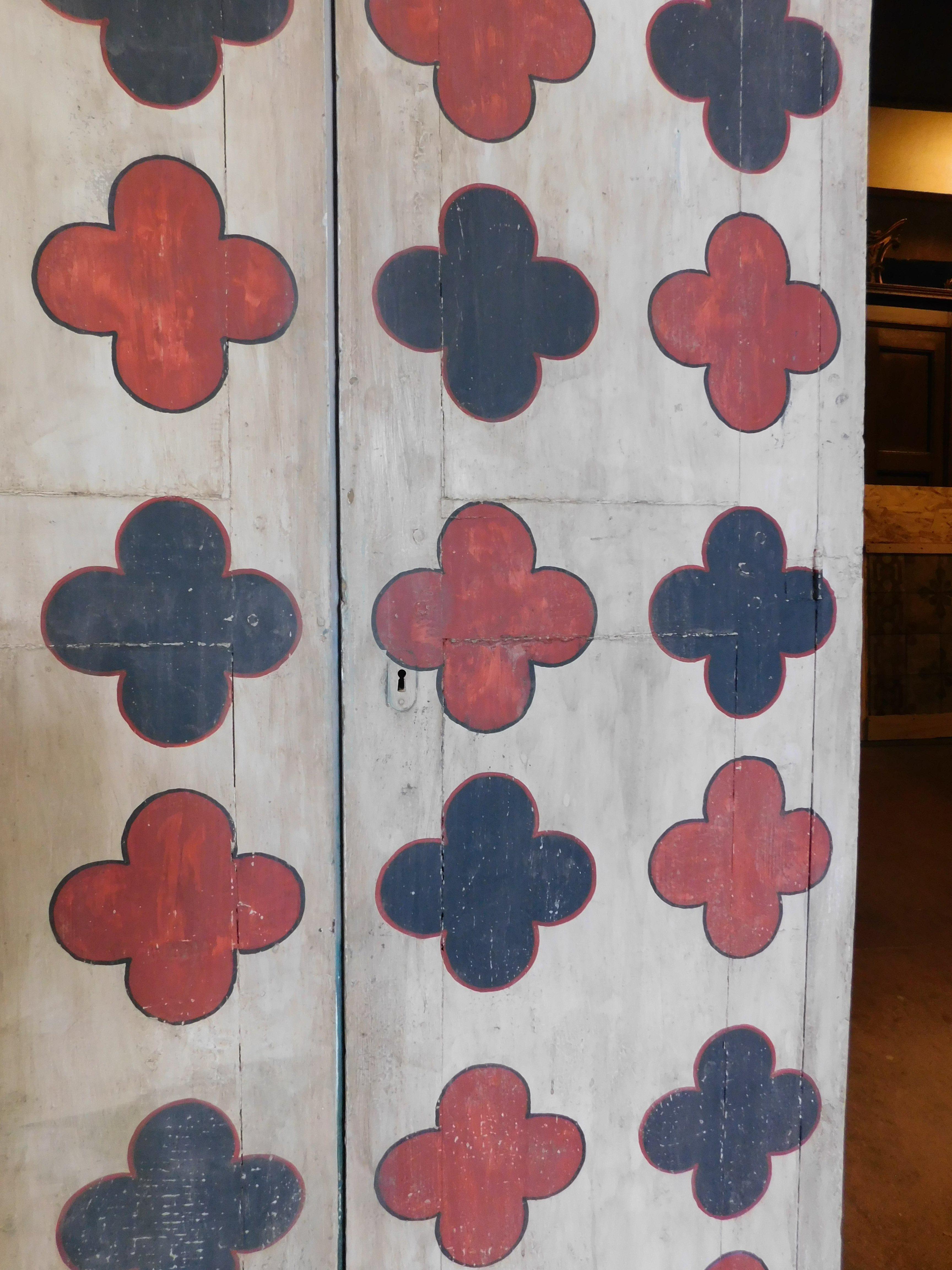 Placard, wall wardrobe, wooden cupboard painted with optical motif, Italy In Good Condition For Sale In Cuneo, Italy (CN)