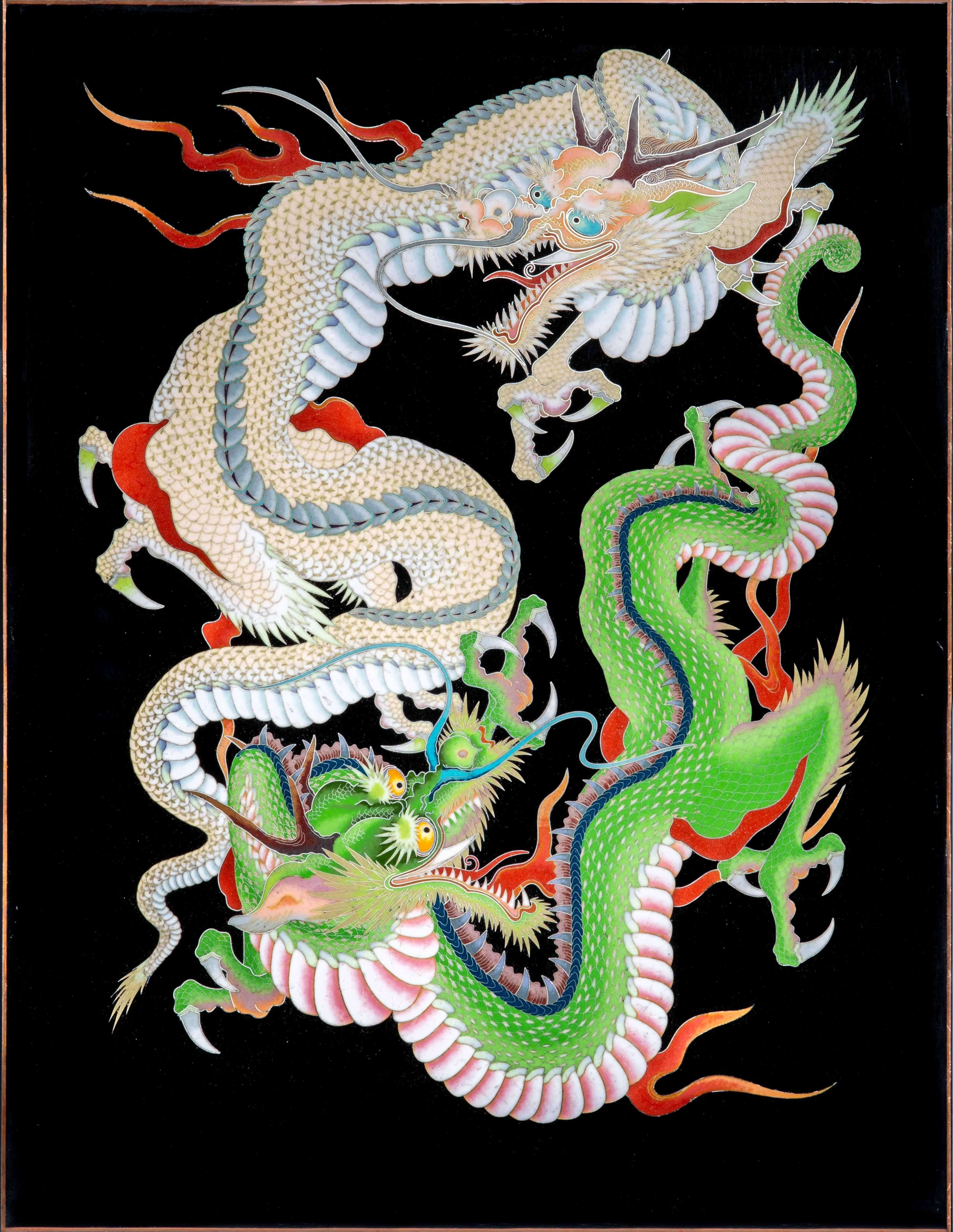 Plaque rectangulaire japonaise en cloisonné décorée sur fond noir d'émaux polychromes brillants, travaillés au fil d'argent représentant deux dragons Ryu aux mâchoires béantes.
Travail publié dans le volume 