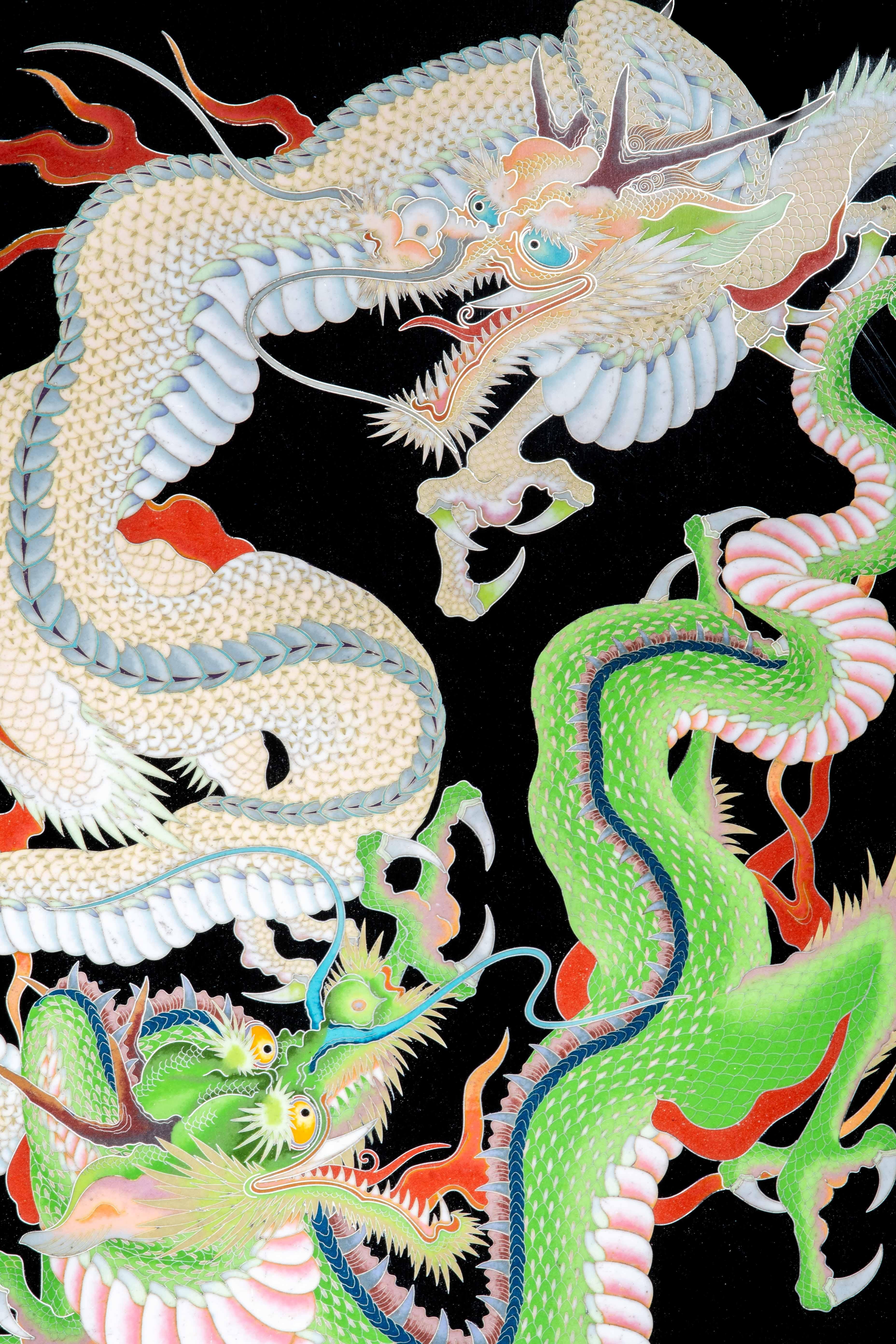 Japanese Plaque cloisonnée représentant deux dragons Ryu aux mâchoires béantes en vente