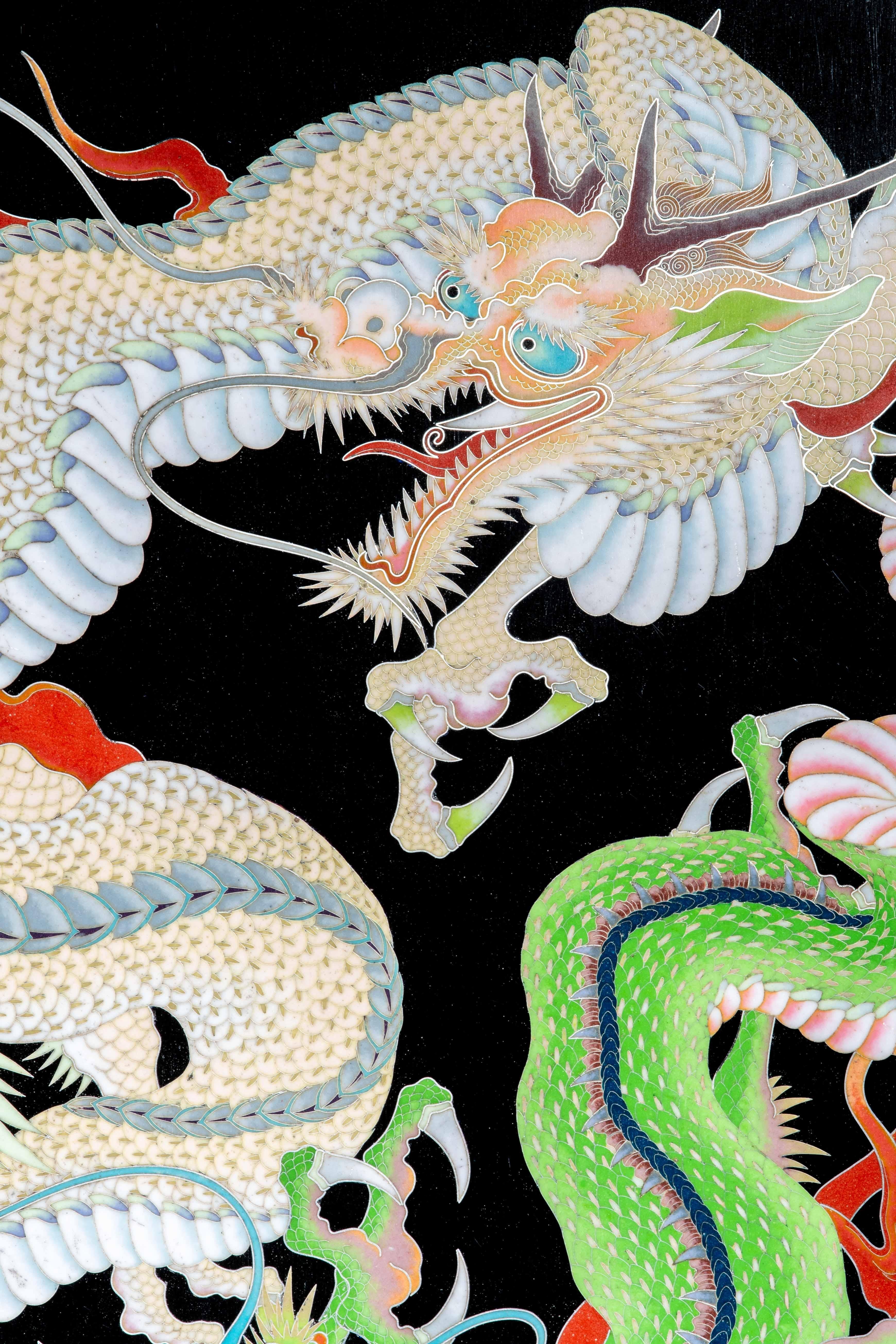 Cloisonné Plaque cloisonnée représentant deux dragons Ryu aux mâchoires béantes en vente