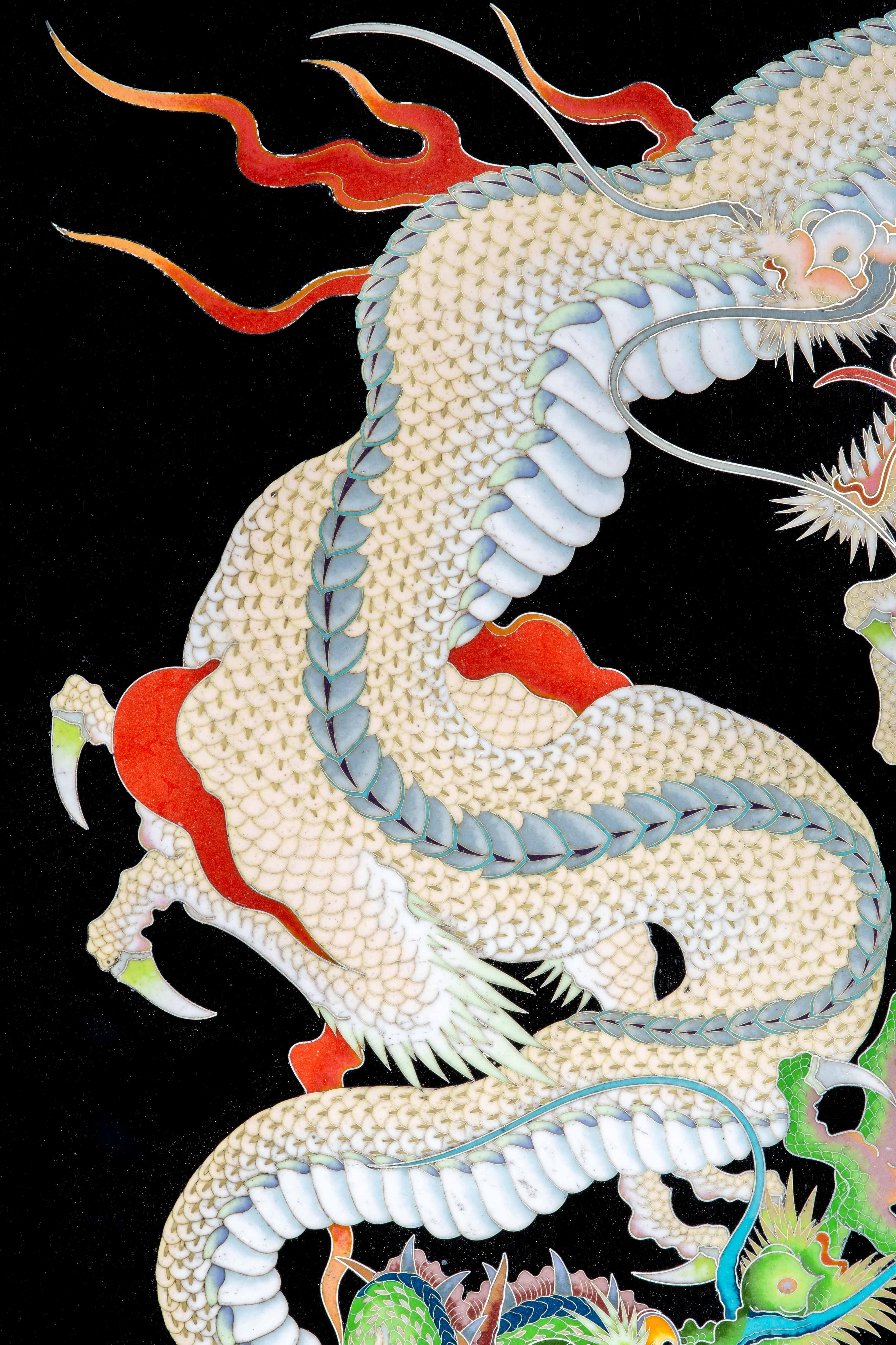 Plaque cloisonnée représentant deux dragons Ryu aux mâchoires béantes Excellent état - En vente à Milano, IT